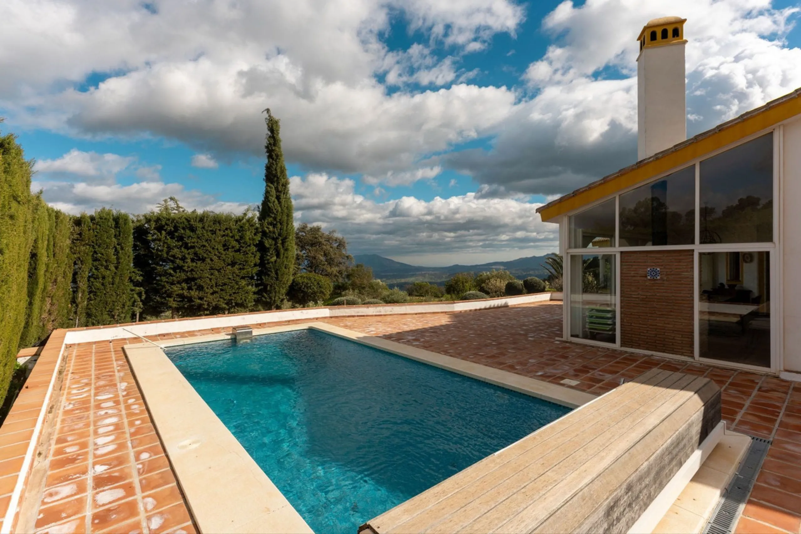 Set in an elevated and privileged position in the hills above Casarabonela, this charming country finca offers complete privacy, stunning surroundings, and breathtaking panoramic views across the Guadalhorce Valley towards Málaga and the Mediterranean Sea