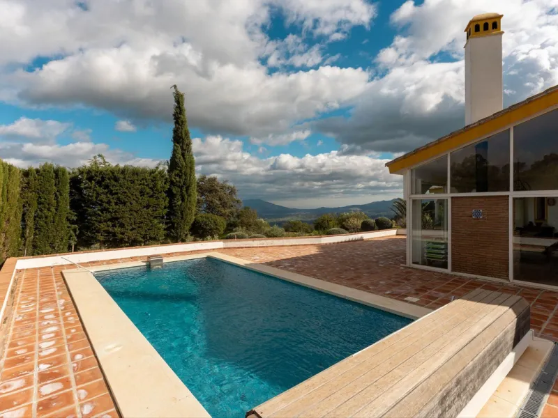 Set in an elevated and privileged position in the hills above Casarabonela, this charming country finca offers complete privacy, stunning surroundings, and breathtaking panoramic views across the Guadalhorce Valley towards Málaga and the Mediterranean Sea