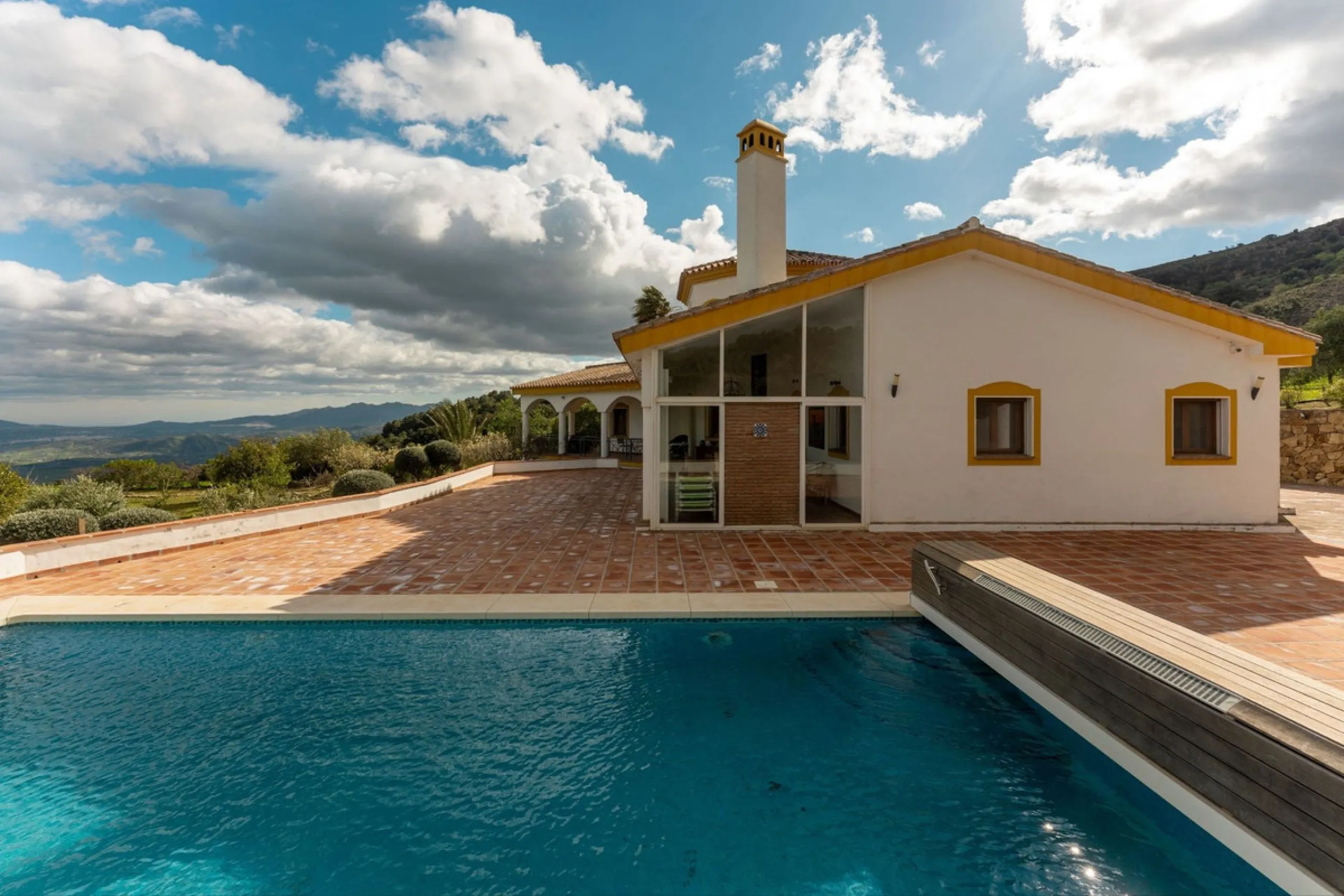 Set in an elevated and privileged position in the hills above Casarabonela, this charming country finca offers complete privacy, stunning surroundings, and breathtaking panoramic views across the Guadalhorce Valley towards Málaga and the Mediterranean Sea