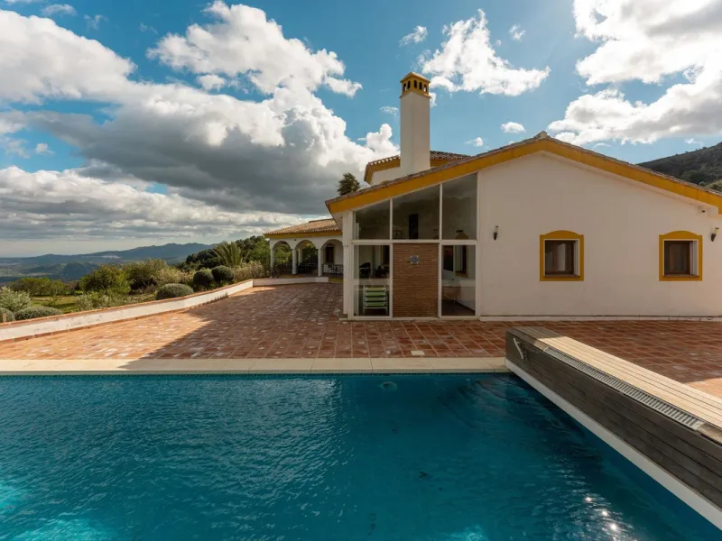 Set in an elevated and privileged position in the hills above Casarabonela, this charming country finca offers complete privacy, stunning surroundings, and breathtaking panoramic views across the Guadalhorce Valley towards Málaga and the Mediterranean Sea