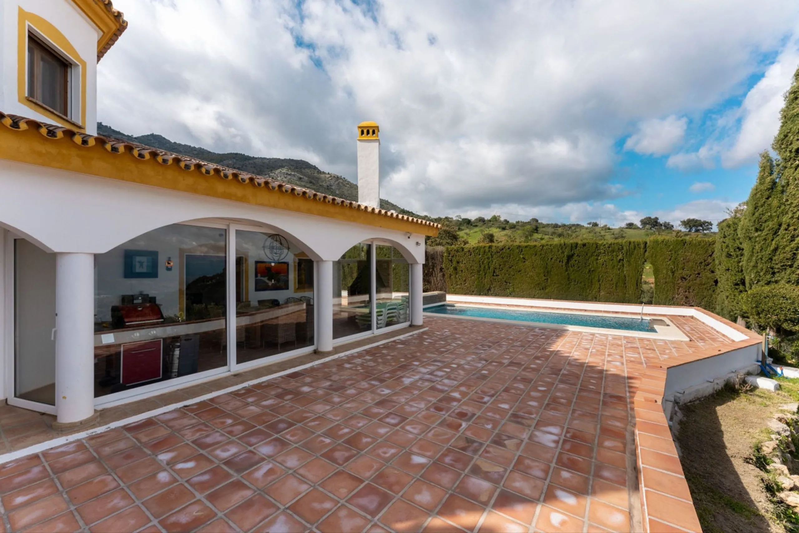 Set in an elevated and privileged position in the hills above Casarabonela, this charming country finca offers complete privacy, stunning surroundings, and breathtaking panoramic views across the Guadalhorce Valley towards Málaga and the Mediterranean Sea
