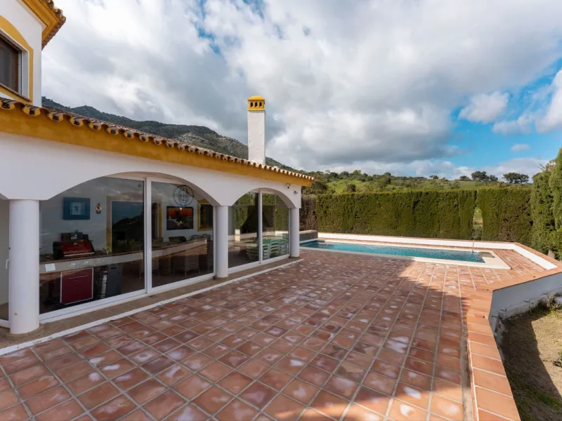 Set in an elevated and privileged position in the hills above Casarabonela, this charming country finca offers complete privacy, stunning surroundings, and breathtaking panoramic views across the Guadalhorce Valley towards Málaga and the Mediterranean Sea