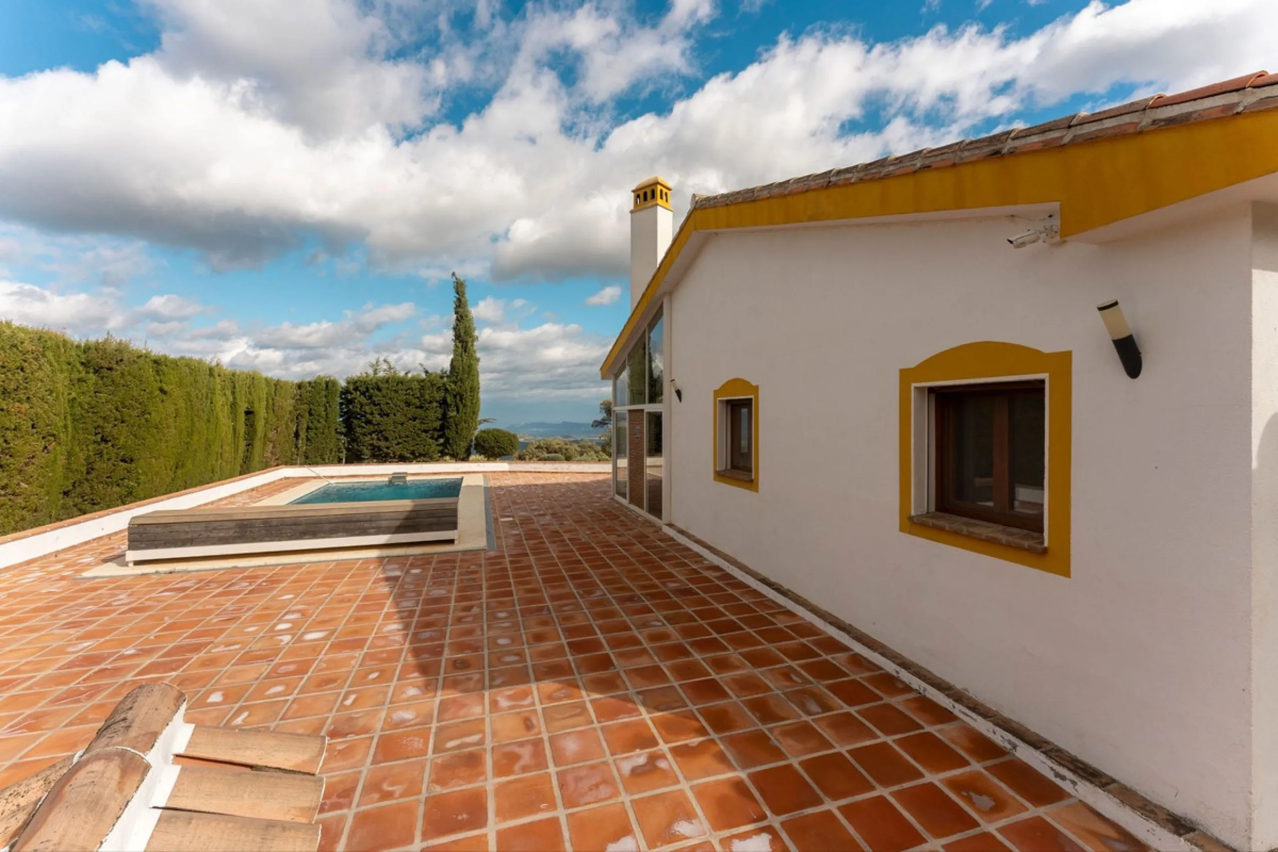 Set in an elevated and privileged position in the hills above Casarabonela, this charming country finca offers complete privacy, stunning surroundings, and breathtaking panoramic views across the Guadalhorce Valley towards Málaga and the Mediterranean Sea
