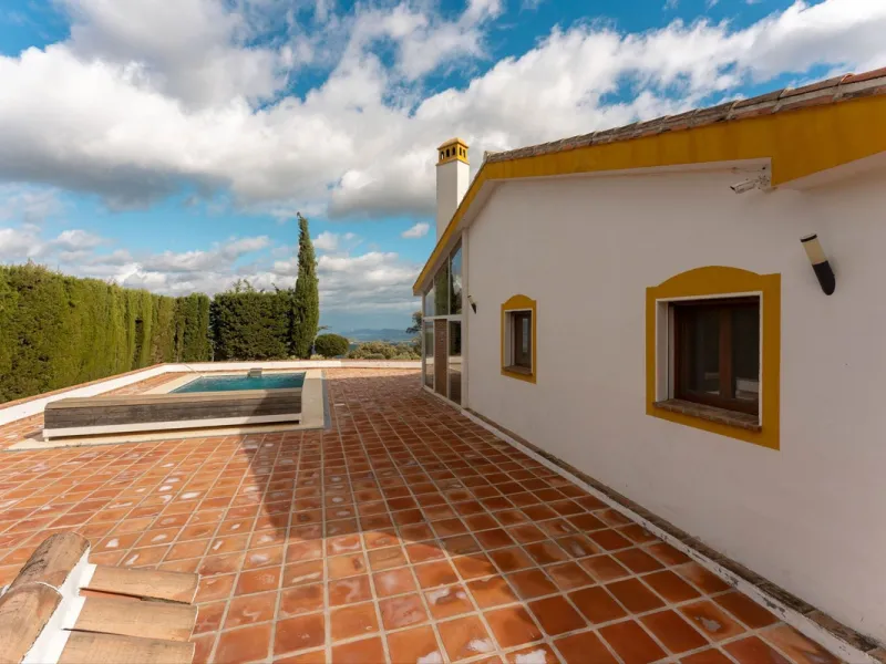 Set in an elevated and privileged position in the hills above Casarabonela, this charming country finca offers complete privacy, stunning surroundings, and breathtaking panoramic views across the Guadalhorce Valley towards Málaga and the Mediterranean Sea