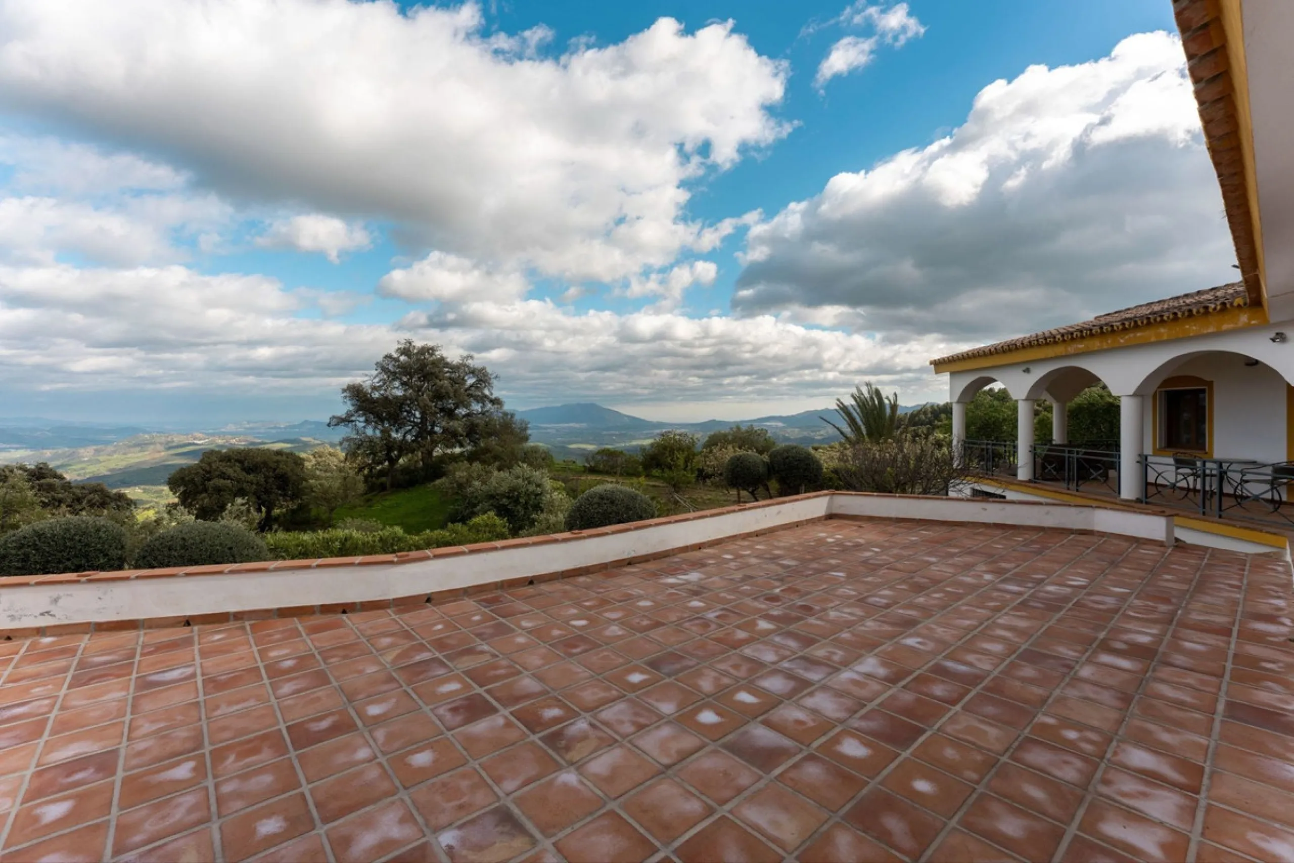 Set in an elevated and privileged position in the hills above Casarabonela, this charming country finca offers complete privacy, stunning surroundings, and breathtaking panoramic views across the Guadalhorce Valley towards Málaga and the Mediterranean Sea