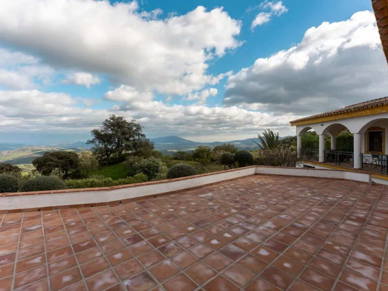 Set in an elevated and privileged position in the hills above Casarabonela, this charming country finca offers complete privacy, stunning surroundings, and breathtaking panoramic views across the Guadalhorce Valley towards Málaga and the Mediterranean Sea