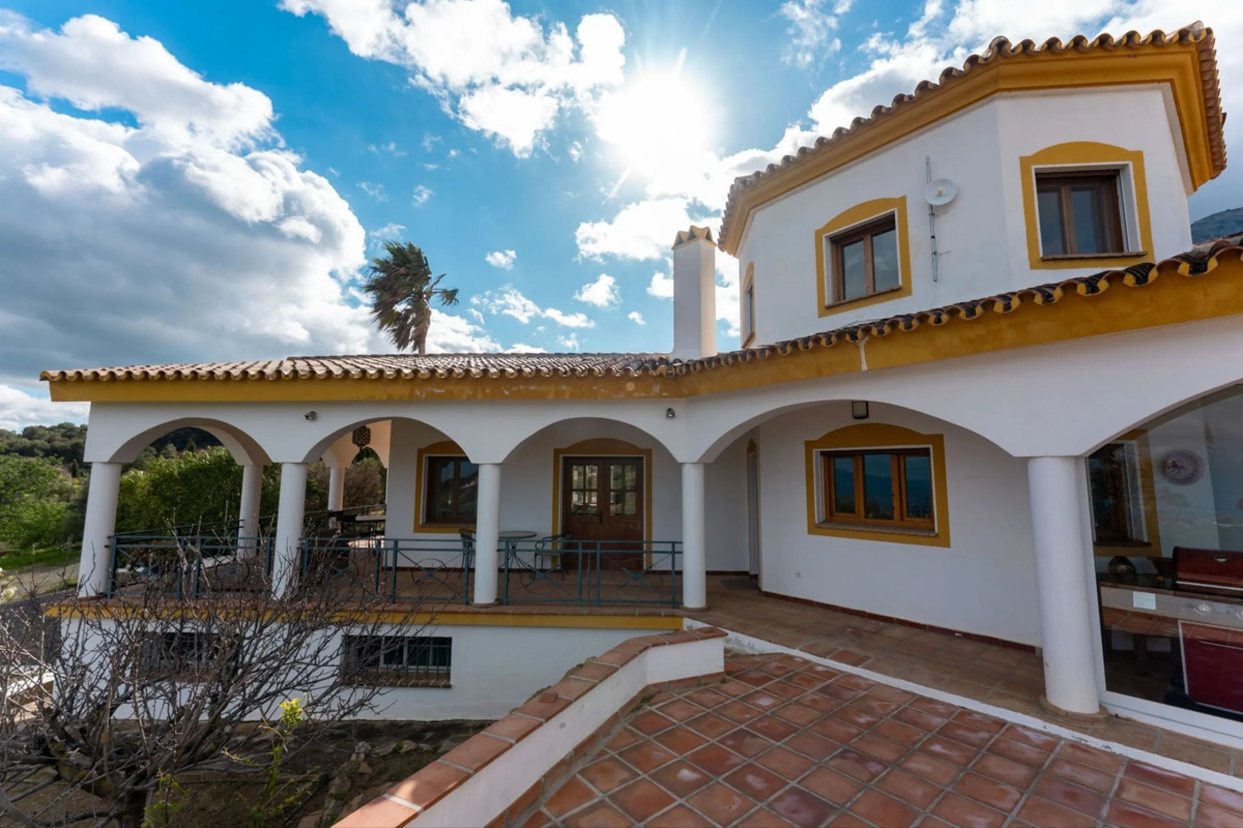Set in an elevated and privileged position in the hills above Casarabonela, this charming country finca offers complete privacy, stunning surroundings, and breathtaking panoramic views across the Guadalhorce Valley towards Málaga and the Mediterranean Sea