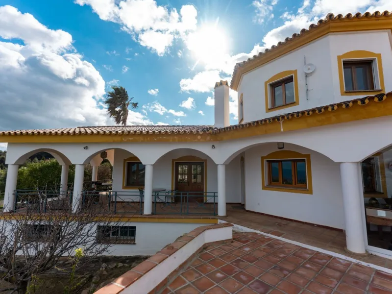 Set in an elevated and privileged position in the hills above Casarabonela, this charming country finca offers complete privacy, stunning surroundings, and breathtaking panoramic views across the Guadalhorce Valley towards Málaga and the Mediterranean Sea