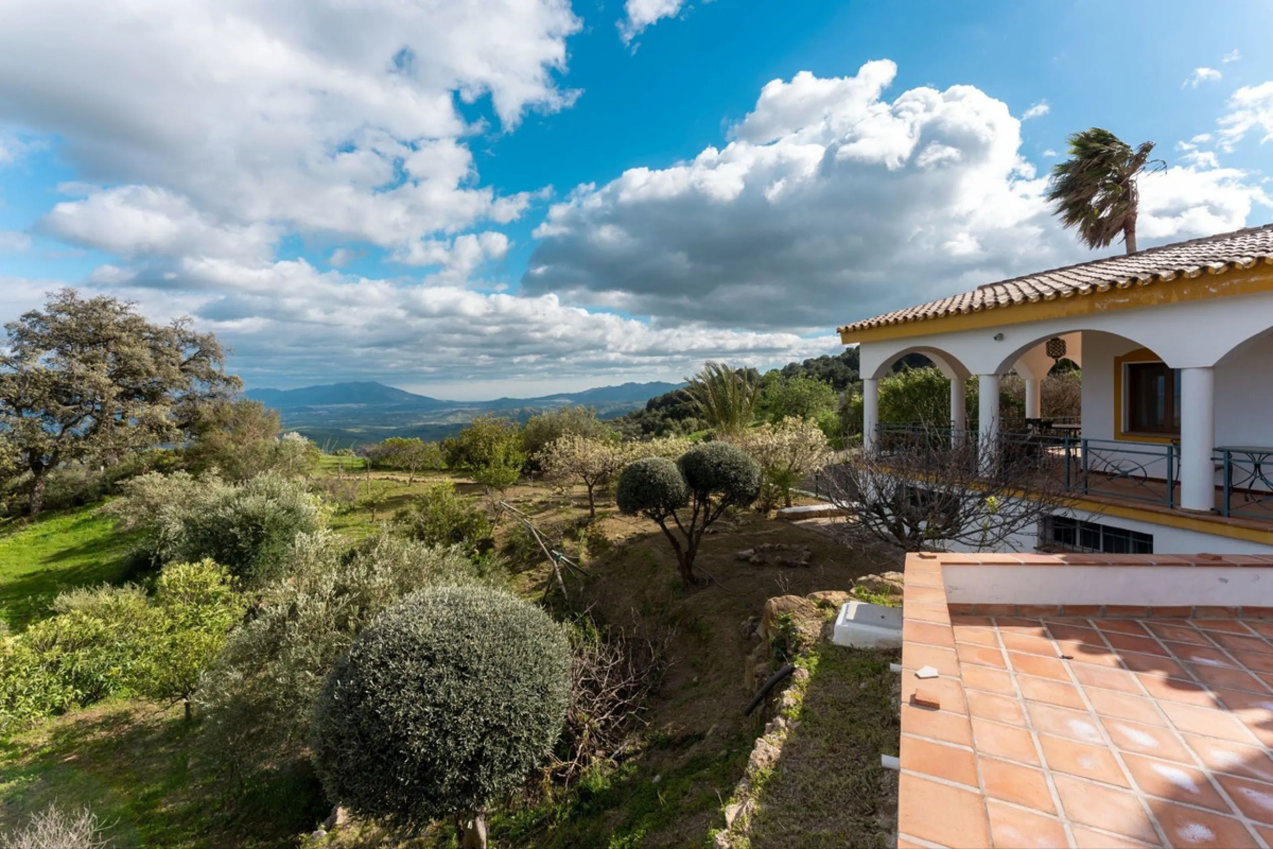 Set in an elevated and privileged position in the hills above Casarabonela, this charming country finca offers complete privacy, stunning surroundings, and breathtaking panoramic views across the Guadalhorce Valley towards Málaga and the Mediterranean Sea