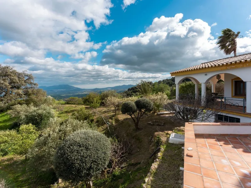 Set in an elevated and privileged position in the hills above Casarabonela, this charming country finca offers complete privacy, stunning surroundings, and breathtaking panoramic views across the Guadalhorce Valley towards Málaga and the Mediterranean Sea