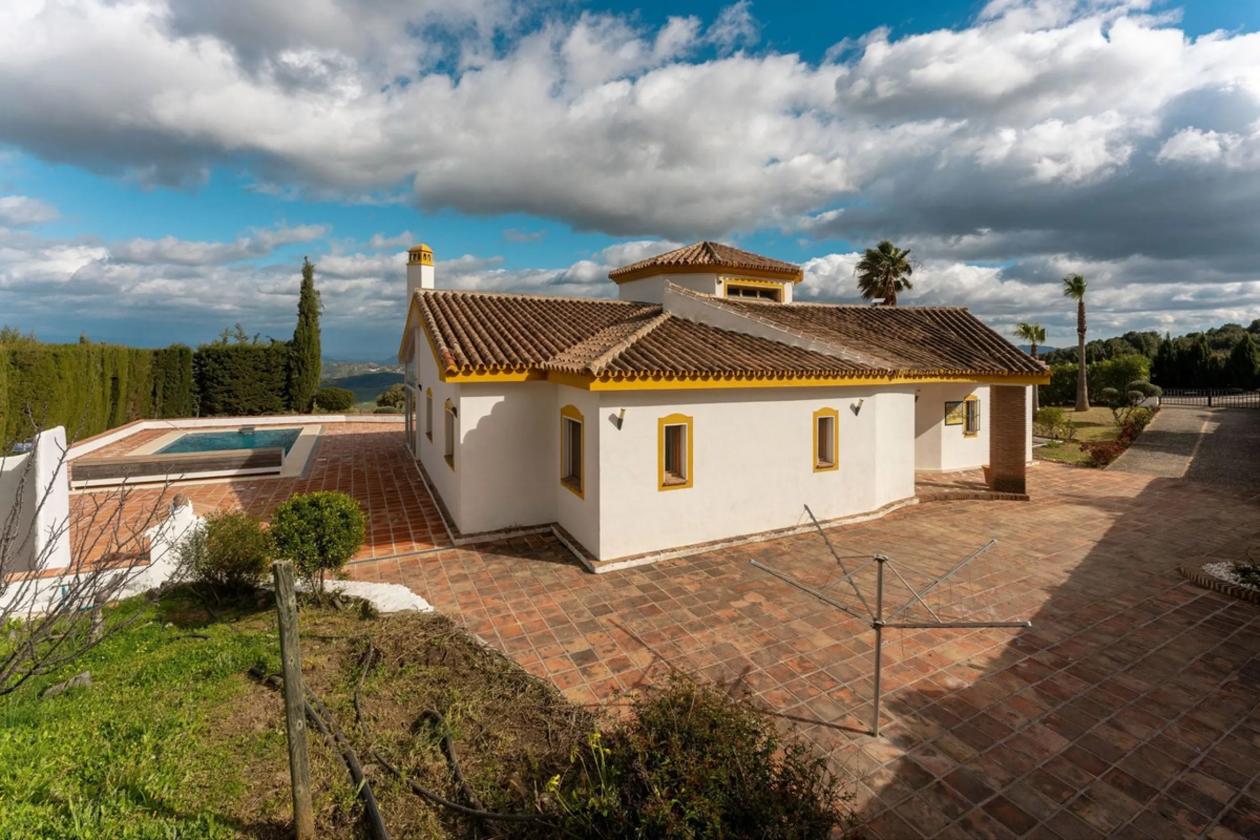 Set in an elevated and privileged position in the hills above Casarabonela, this charming country finca offers complete privacy, stunning surroundings, and breathtaking panoramic views across the Guadalhorce Valley towards Málaga and the Mediterranean Sea