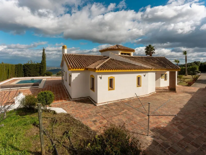 Set in an elevated and privileged position in the hills above Casarabonela, this charming country finca offers complete privacy, stunning surroundings, and breathtaking panoramic views across the Guadalhorce Valley towards Málaga and the Mediterranean Sea
