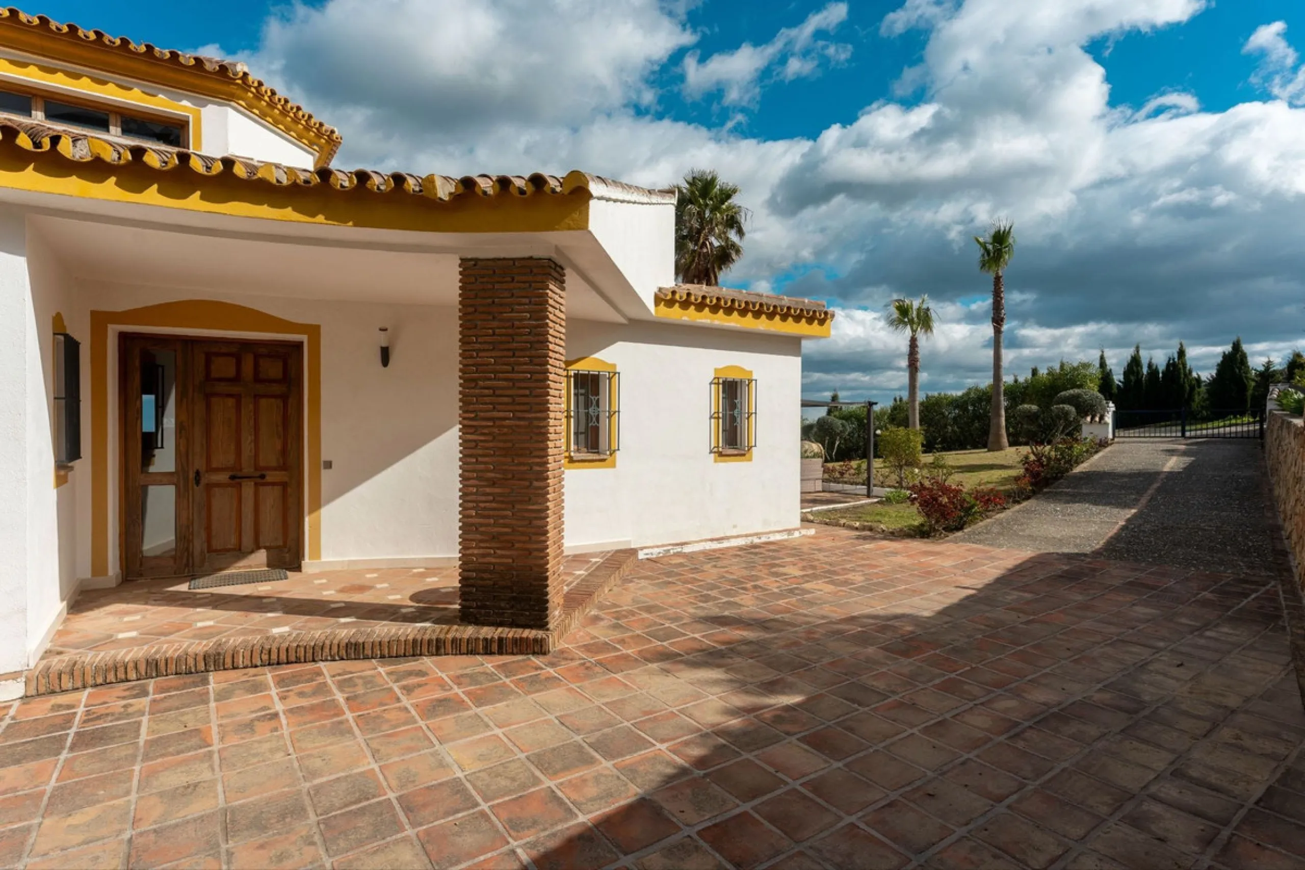 Set in an elevated and privileged position in the hills above Casarabonela, this charming country finca offers complete privacy, stunning surroundings, and breathtaking panoramic views across the Guadalhorce Valley towards Málaga and the Mediterranean Sea