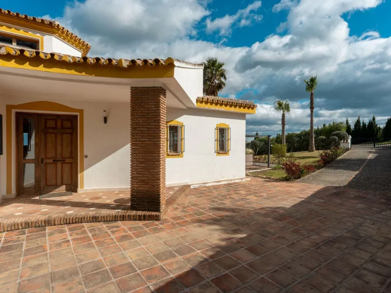 Set in an elevated and privileged position in the hills above Casarabonela, this charming country finca offers complete privacy, stunning surroundings, and breathtaking panoramic views across the Guadalhorce Valley towards Málaga and the Mediterranean Sea