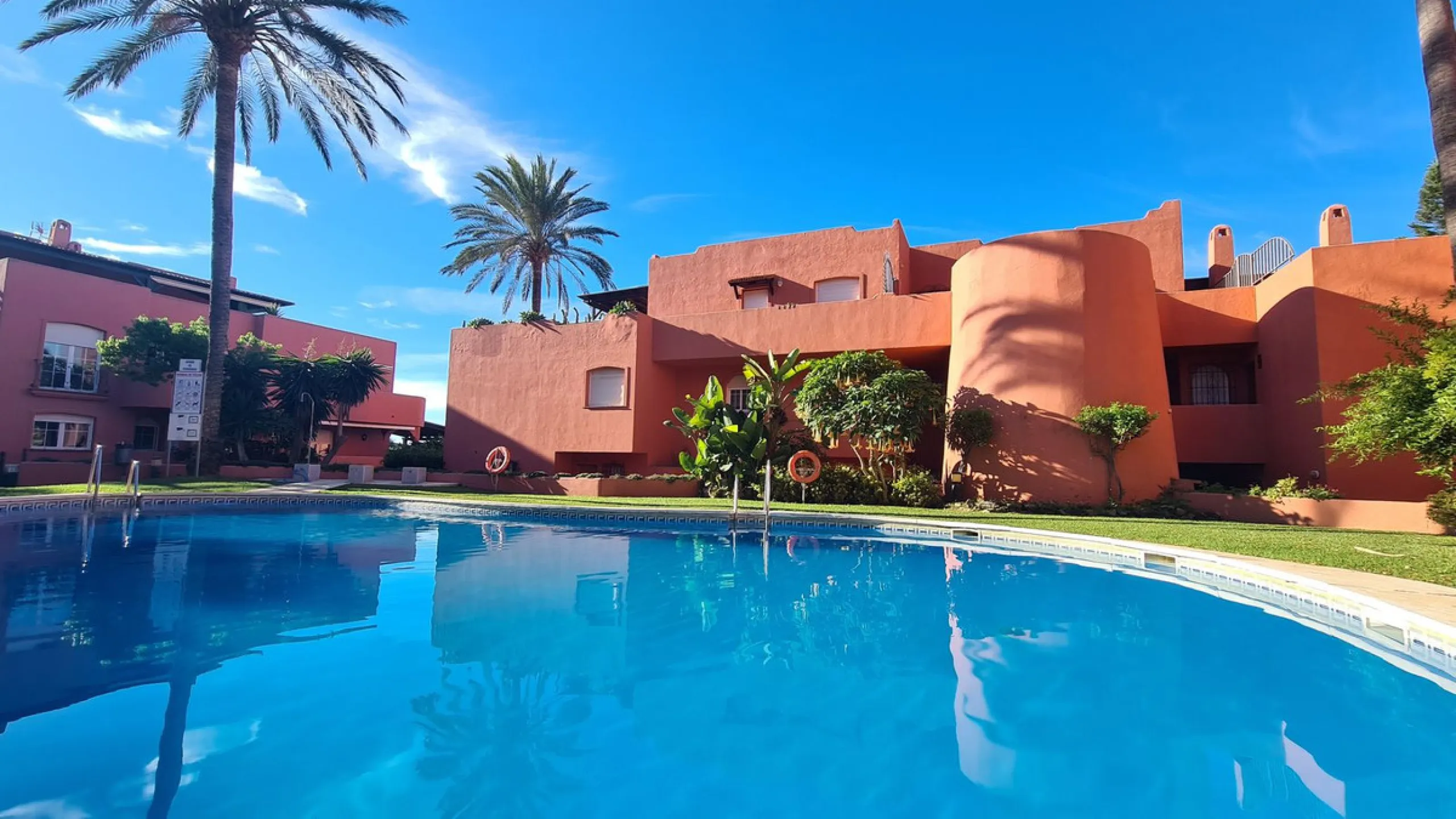 Fantastic, spacious and bright seaside elevated ground floor corner apartment, in a beachfront residential complex, located on one of the best beaches in Marbella. It features a large, very pleasant terrace that surrounds the entire property, perfect for 