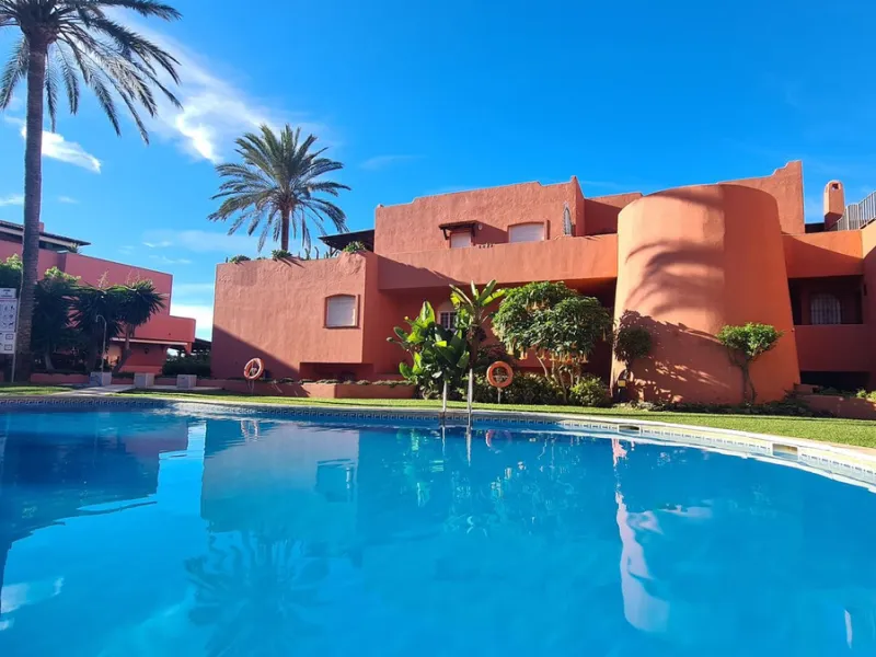 Fantastic, spacious and bright seaside elevated ground floor corner apartment, in a beachfront residential complex, located on one of the best beaches in Marbella. It features a large, very pleasant terrace that surrounds the entire property, perfect for 