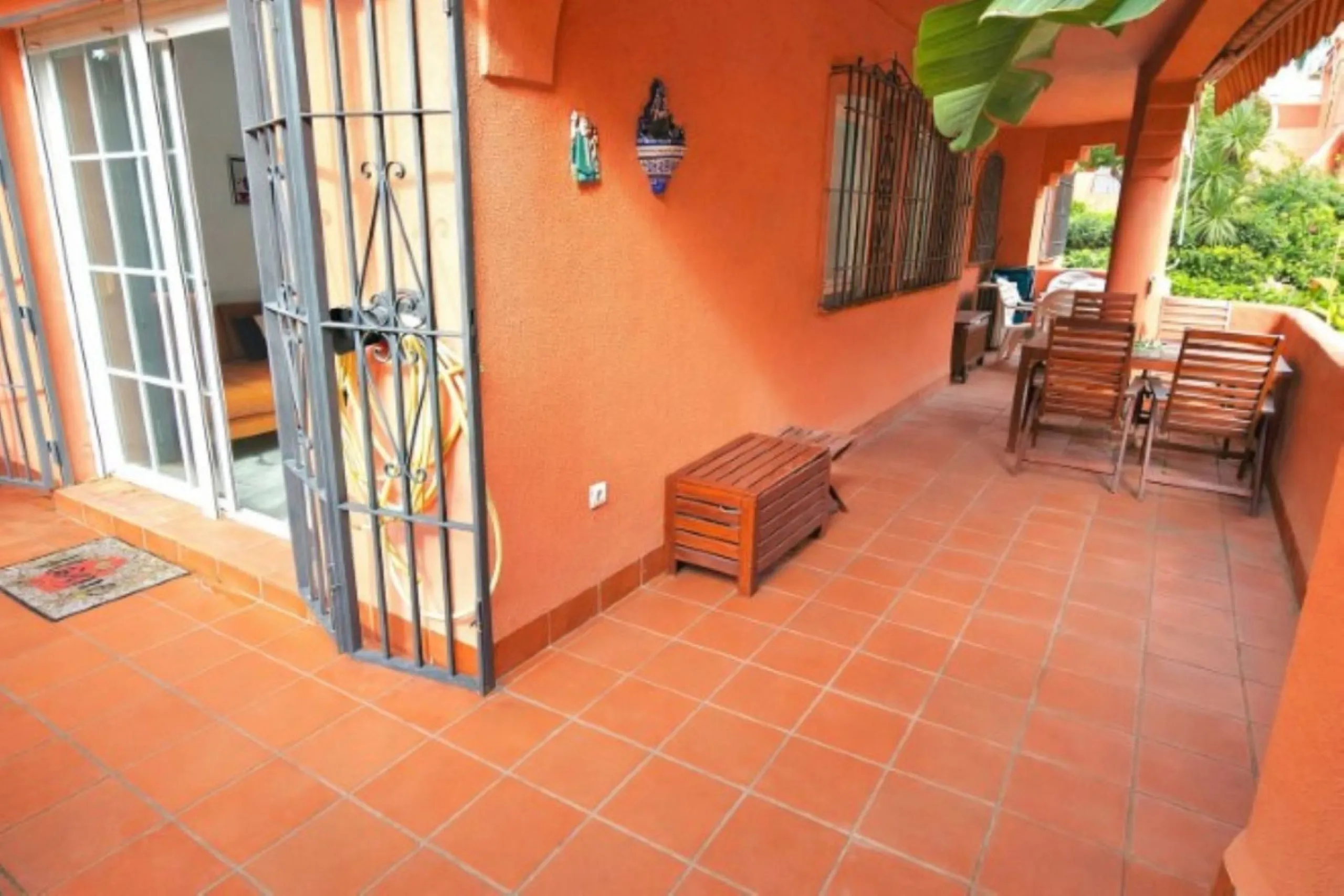 Fantastic, spacious and bright seaside elevated ground floor corner apartment, in a beachfront residential complex, located on one of the best beaches in Marbella. It features a large, very pleasant terrace that surrounds the entire property, perfect for 
