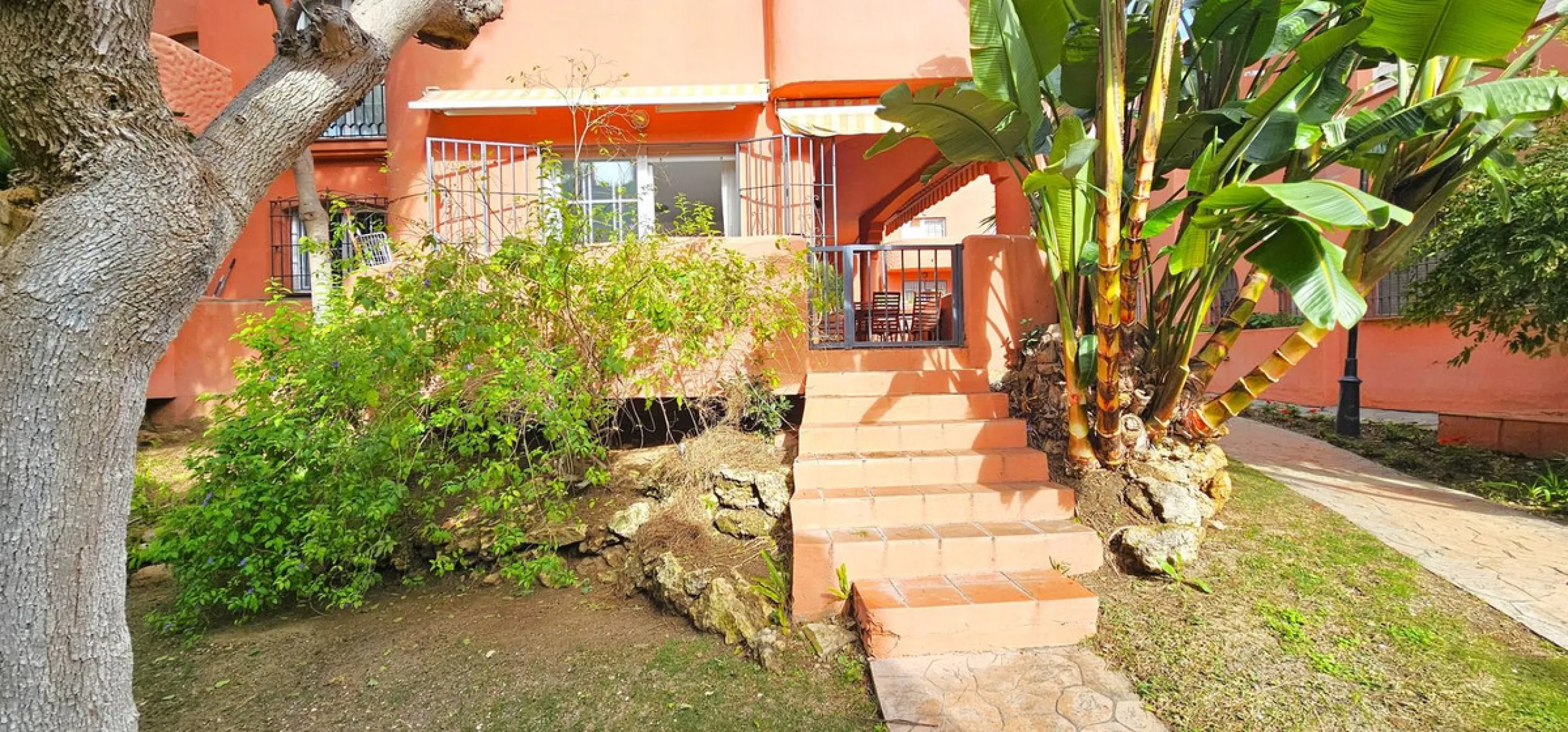 Fantastic, spacious and bright seaside elevated ground floor corner apartment, in a beachfront residential complex, located on one of the best beaches in Marbella. It features a large, very pleasant terrace that surrounds the entire property, perfect for 