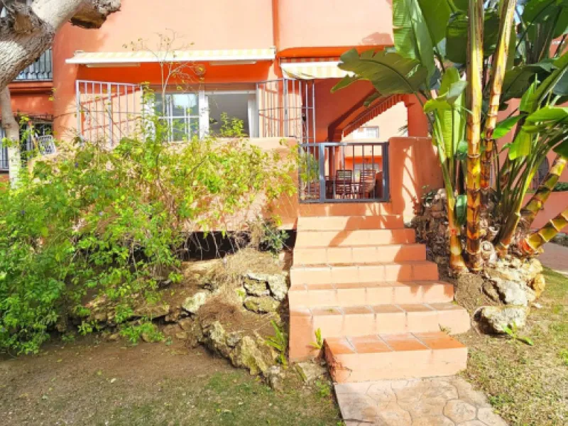 Fantastic, spacious and bright seaside elevated ground floor corner apartment, in a beachfront residential complex, located on one of the best beaches in Marbella. It features a large, very pleasant terrace that surrounds the entire property, perfect for 