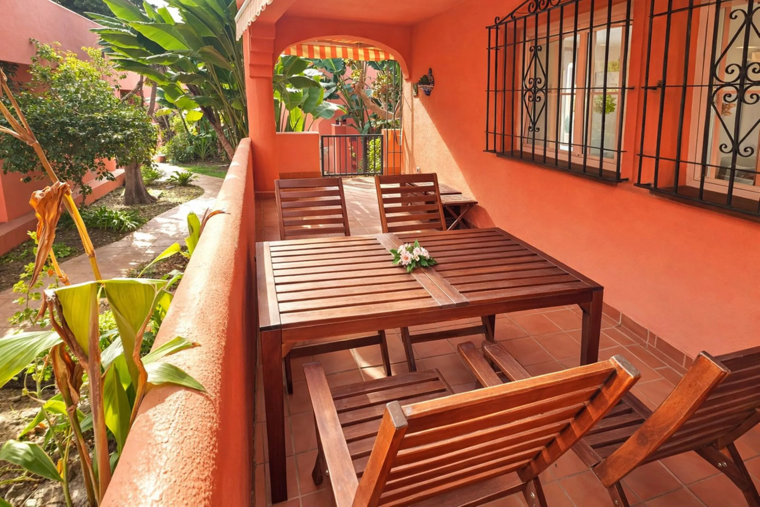 Fantastic, spacious and bright seaside elevated ground floor corner apartment, in a beachfront residential complex, located on one of the best beaches in Marbella. It features a large, very pleasant terrace that surrounds the entire property, perfect for 
