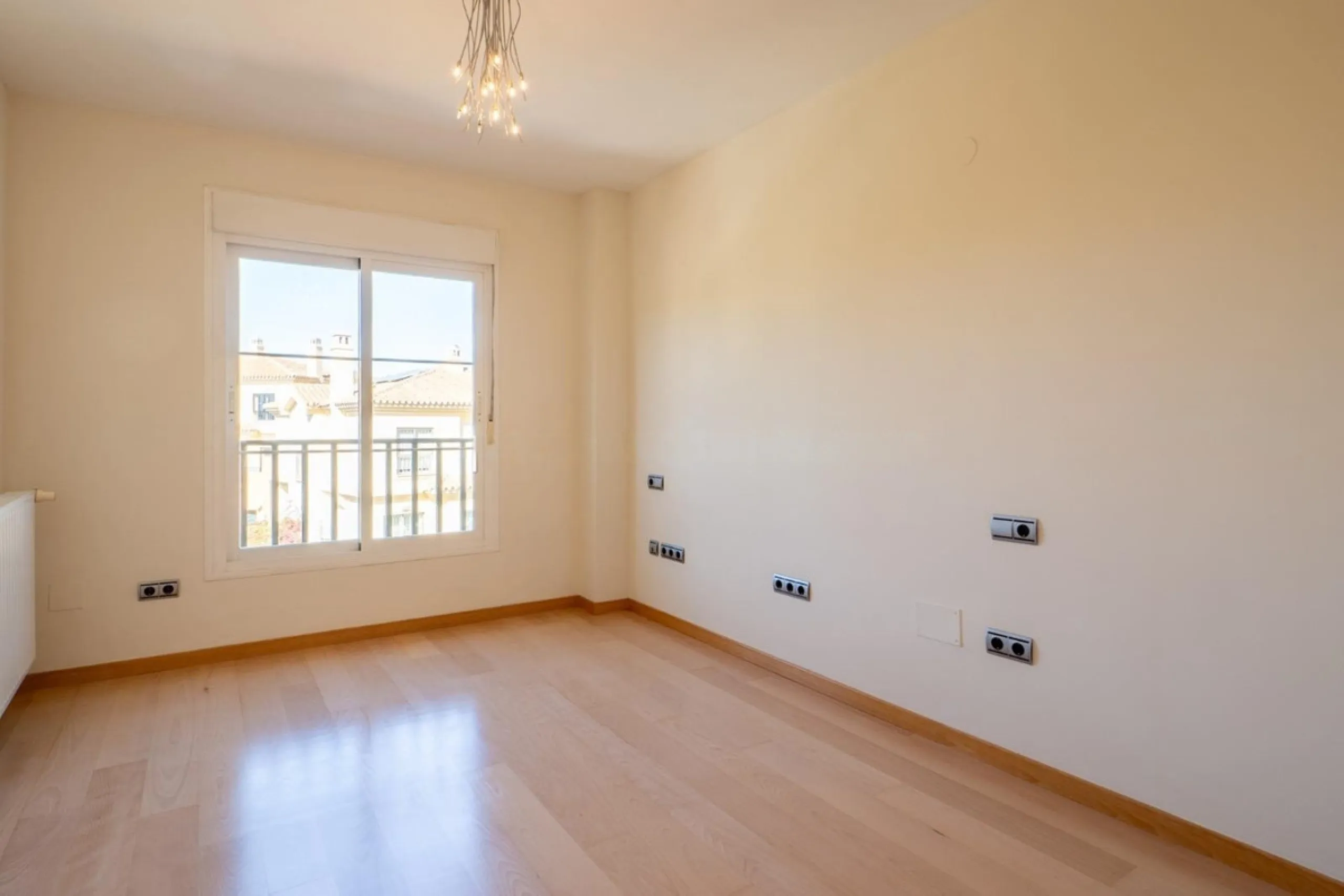 House - Townhouse в продаже в Fuengirola, Málaga. В доме 4 спален и 3 ванных комнат. Площадь дома 240 м²