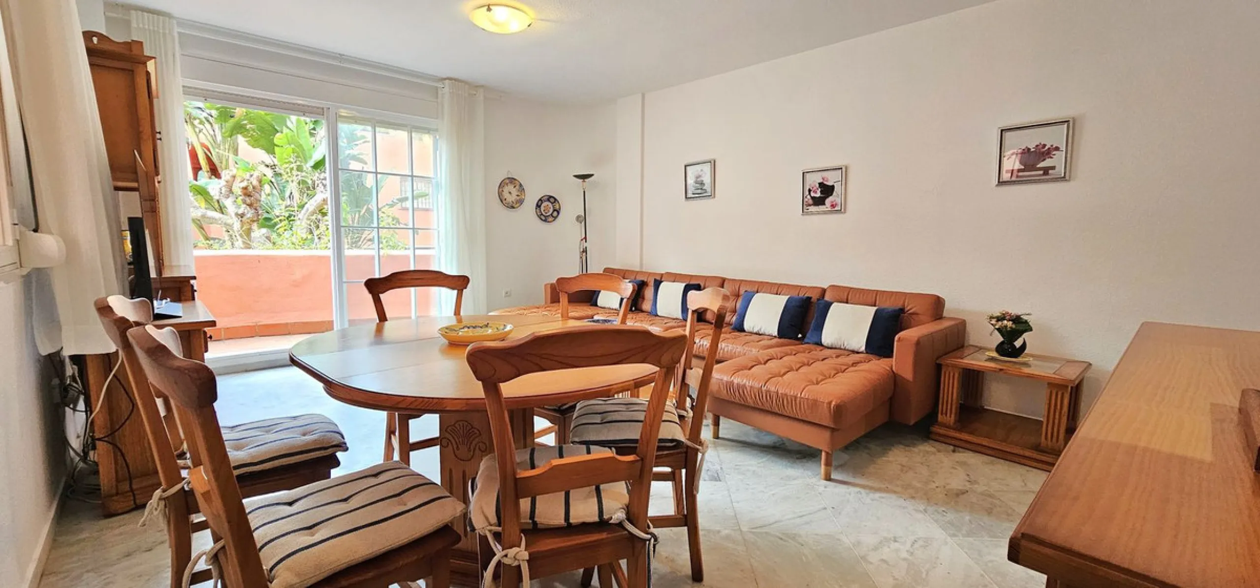 Fantastic, spacious and bright seaside elevated ground floor corner apartment, in a beachfront residential complex, located on one of the best beaches in Marbella. It features a large, very pleasant terrace that surrounds the entire property, perfect for 