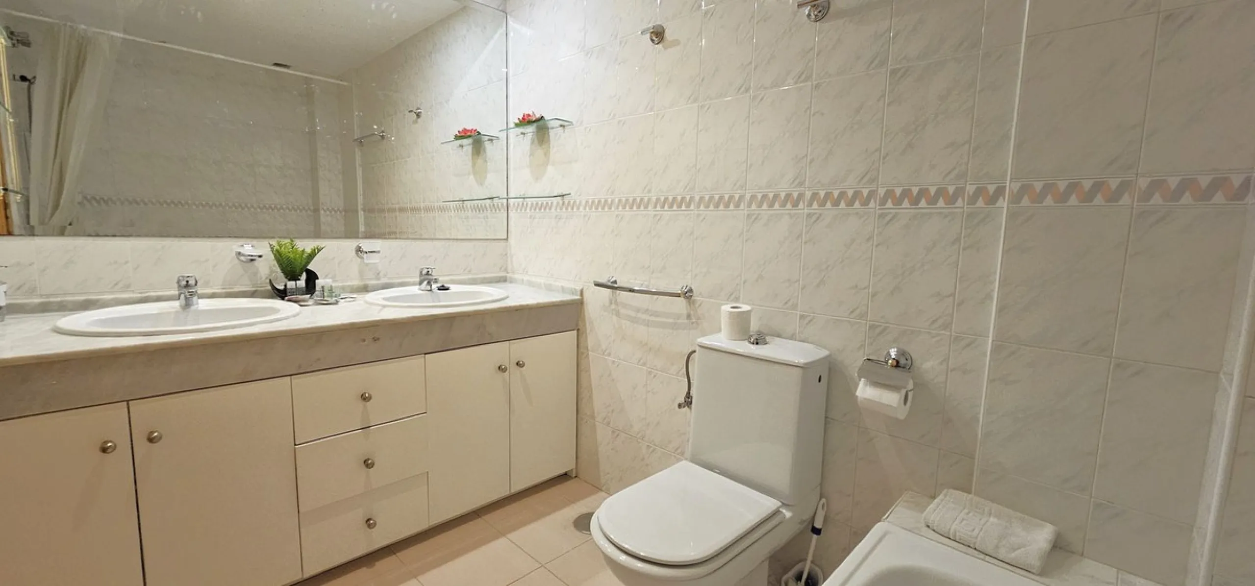 Fantastic, spacious and bright seaside elevated ground floor corner apartment, in a beachfront residential complex, located on one of the best beaches in Marbella. It features a large, very pleasant terrace that surrounds the entire property, perfect for 