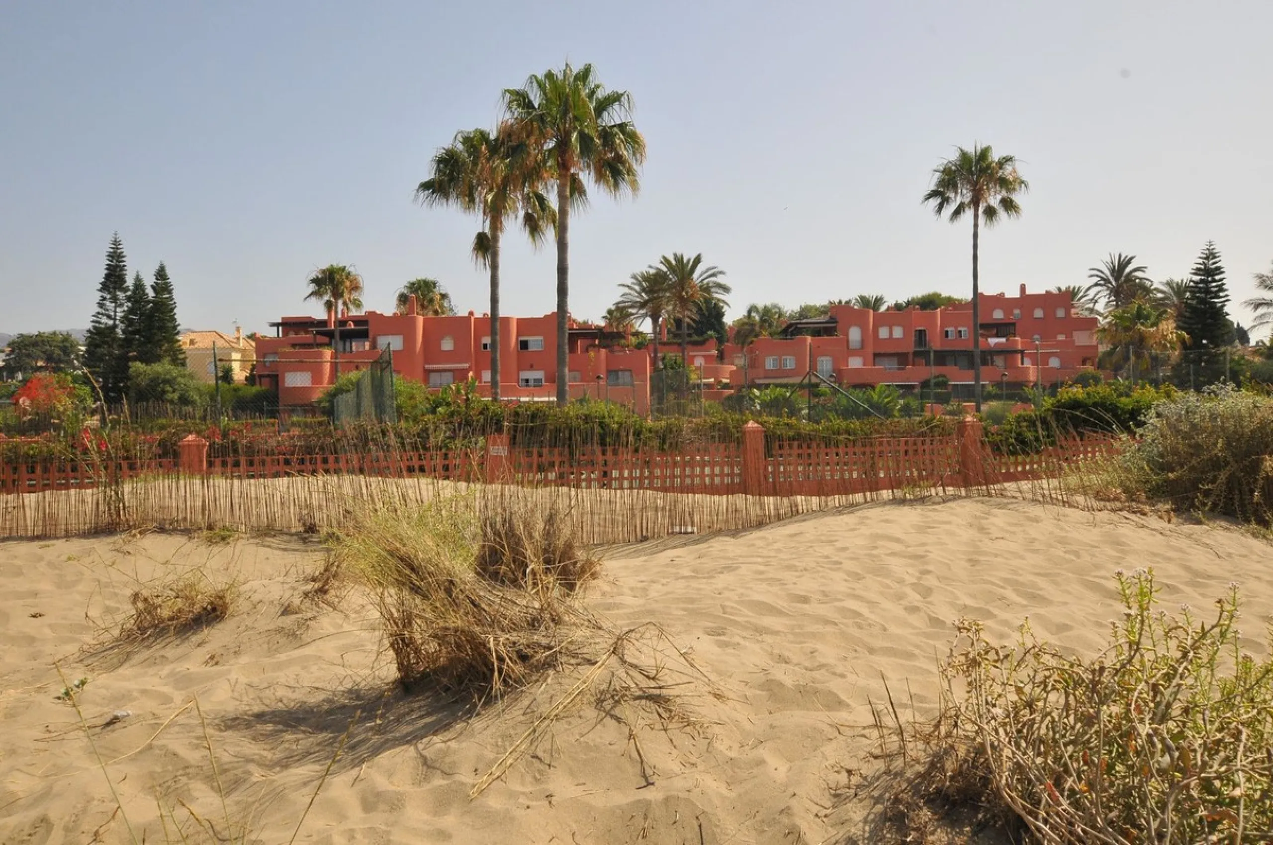 Fantastic, spacious and bright seaside elevated ground floor corner apartment, in a beachfront residential complex, located on one of the best beaches in Marbella. It features a large, very pleasant terrace that surrounds the entire property, perfect for 