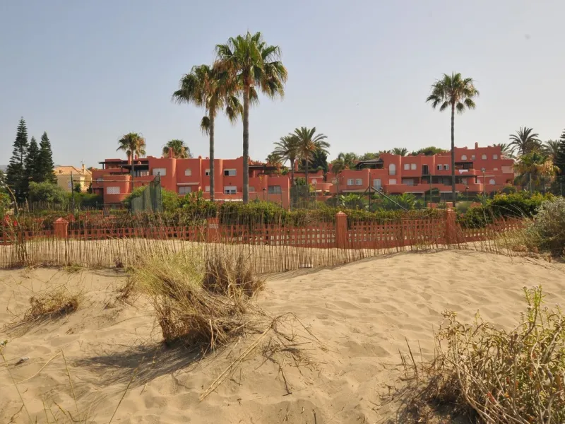 Fantastic, spacious and bright seaside elevated ground floor corner apartment, in a beachfront residential complex, located on one of the best beaches in Marbella. It features a large, very pleasant terrace that surrounds the entire property, perfect for 