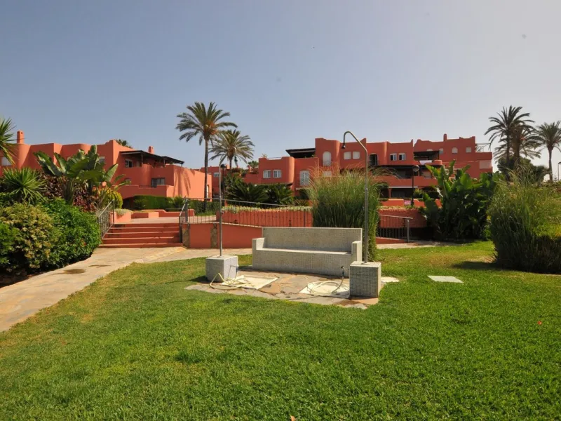 Fantastic, spacious and bright seaside elevated ground floor corner apartment, in a beachfront residential complex, located on one of the best beaches in Marbella. It features a large, very pleasant terrace that surrounds the entire property, perfect for 