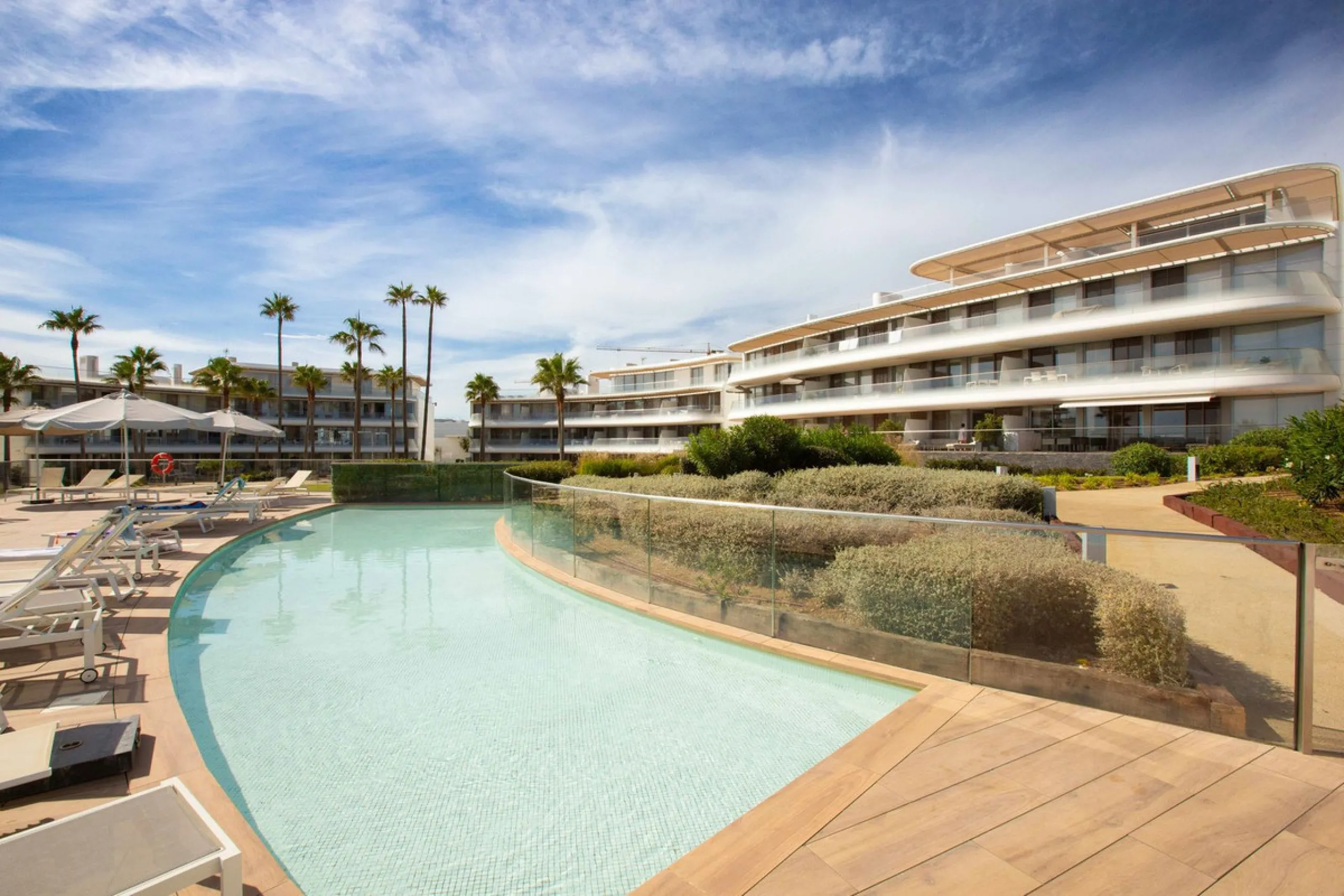 Apartment - Middle Floor Apartment в продаже в Estepona, Málaga. В доме 3 спален и 3 ванных комнат. Площадь дома 159 м²