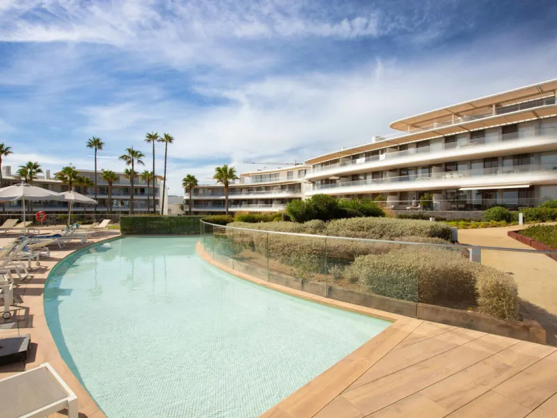 Luxury apartment with 3 bedrooms and 3 bathrooms in an exclusive beachfront development. This prestigious complex offers large swimming pools, exquisite landscaped gardens, and direct access to the sea, just a few minutes' drive from the centre of Estepon