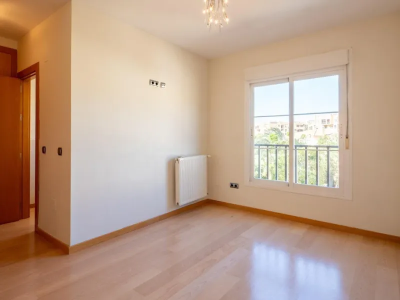 House - Townhouse в продаже в Fuengirola, Málaga. В доме 4 спален и 3 ванных комнат. Площадь дома 240 м²
