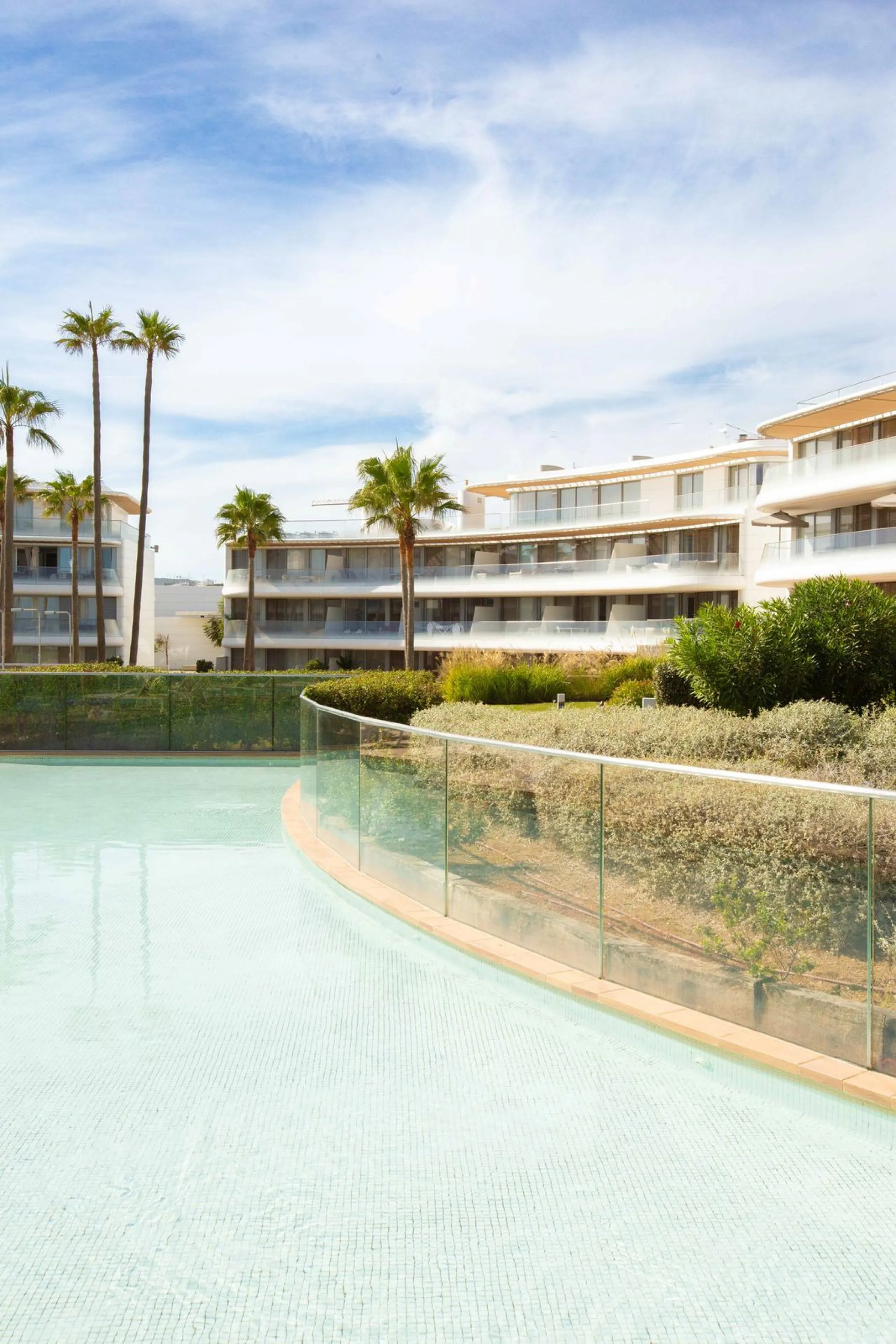 Apartment - Middle Floor Apartment в продаже в Estepona, Málaga. В доме 3 спален и 3 ванных комнат. Площадь дома 159 м²