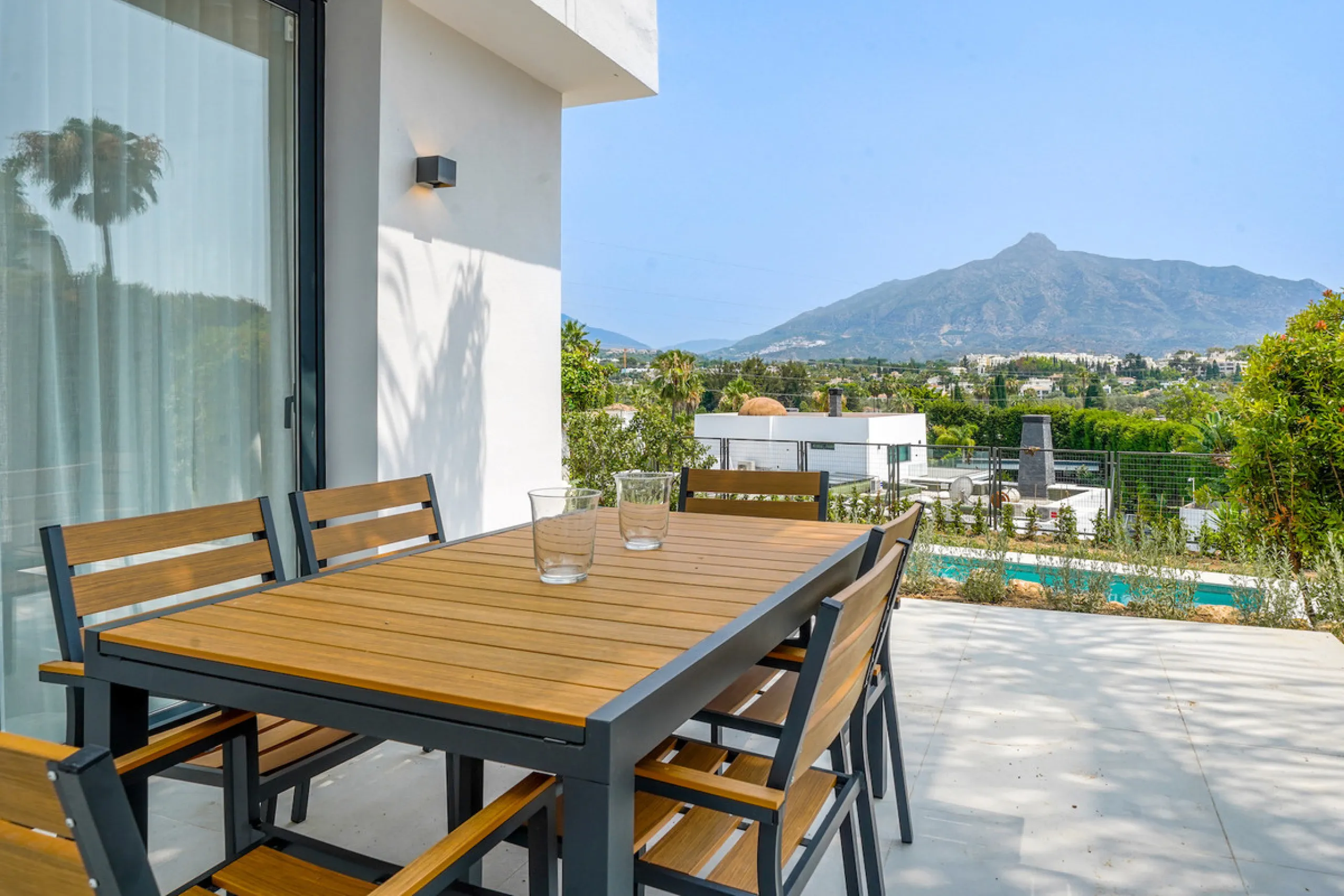 House - Detached Villa в продаже в Marbella, Málaga. В доме 5 спален и 6 ванных комнат. Площадь дома 465 м². Площадь участка 905 м²