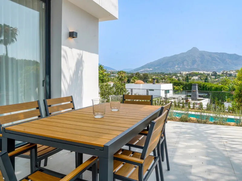 This absolutely beautiful villa has just been completely reformed in a modern contemporary style and is situated in Nueva Andalucia, just  a short walk from services and restaurants, including a supermarket.  The large commercial centre of Central Plazas 