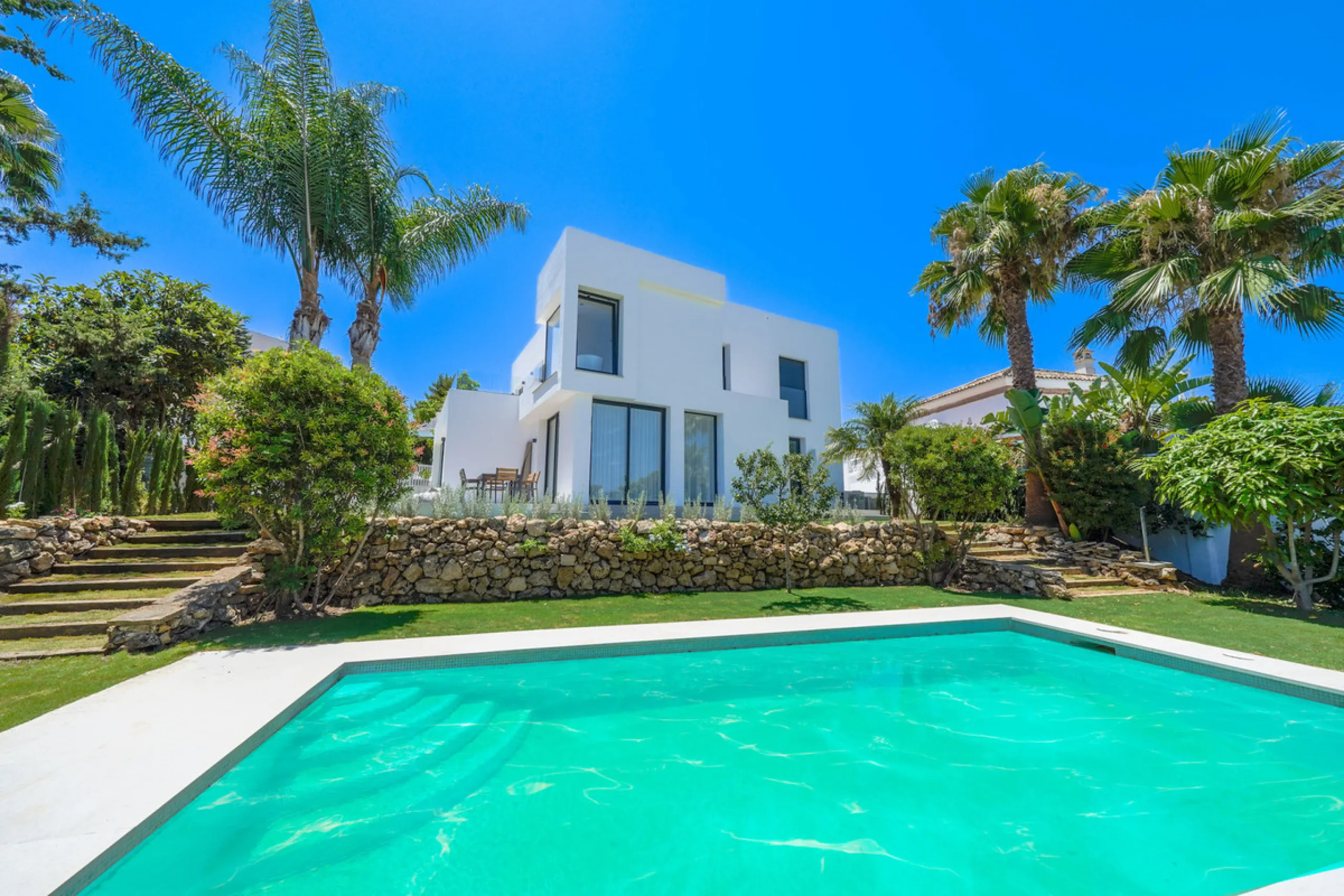 House - Detached Villa в продаже в Marbella, Málaga. В доме 5 спален и 6 ванных комнат. Площадь дома 465 м². Площадь участка 905 м²