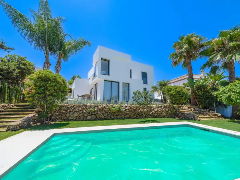 House - Detached Villa в продаже в Marbella, Málaga. В доме 5 спален и 6 ванных комнат. Площадь дома 465 м². Площадь участка 905 м²