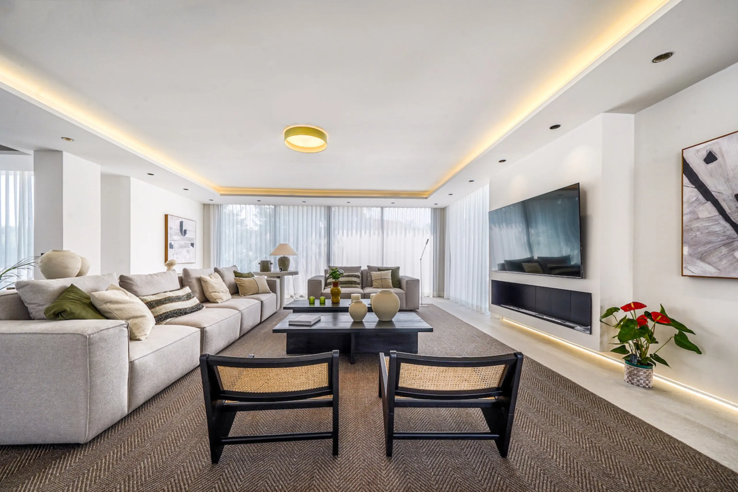 House - Detached Villa в продаже в Marbella, Málaga. В доме 5 спален и 6 ванных комнат. Площадь дома 465 м². Площадь участка 905 м²