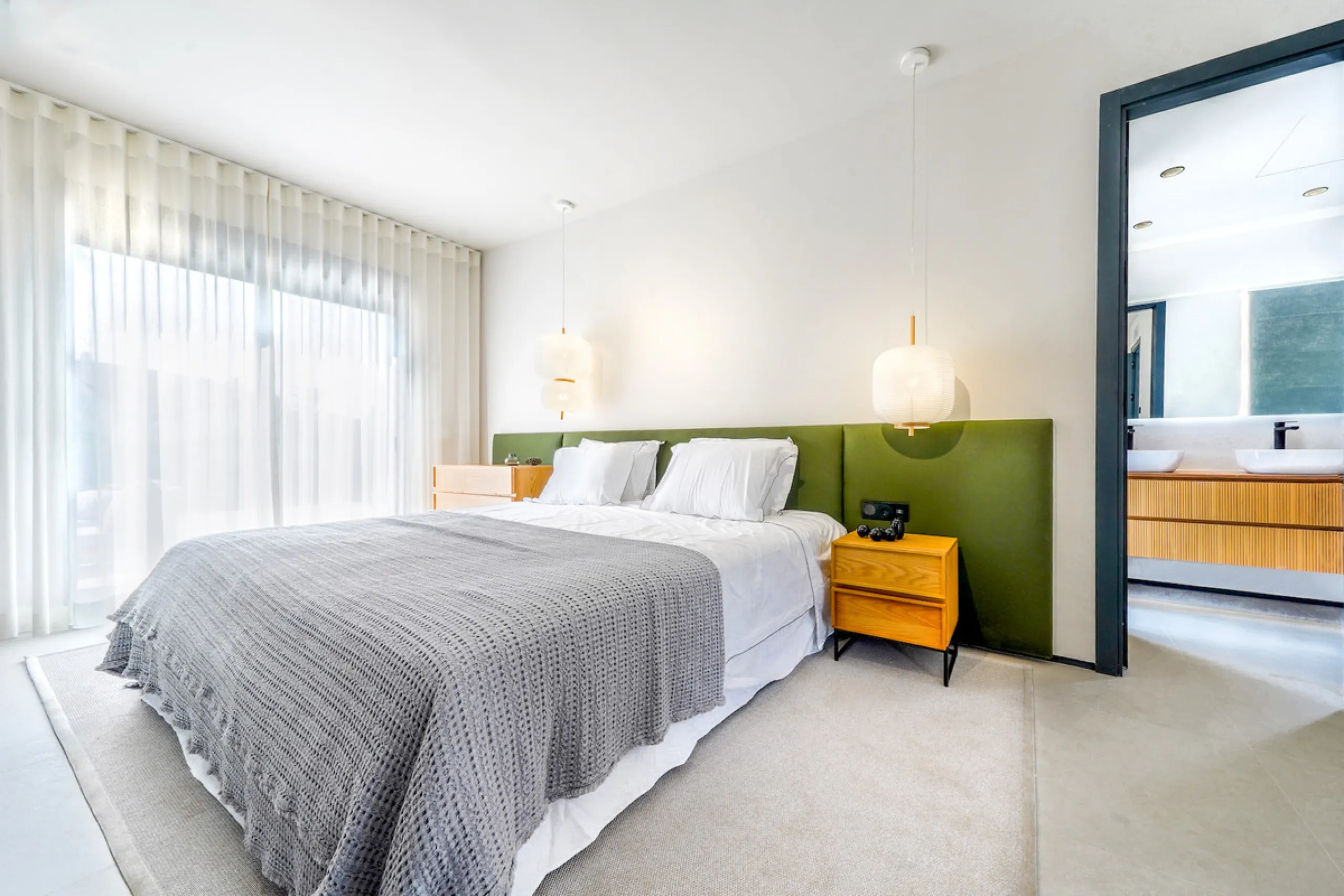 House - Detached Villa в продаже в Marbella, Málaga. В доме 5 спален и 6 ванных комнат. Площадь дома 465 м². Площадь участка 905 м²