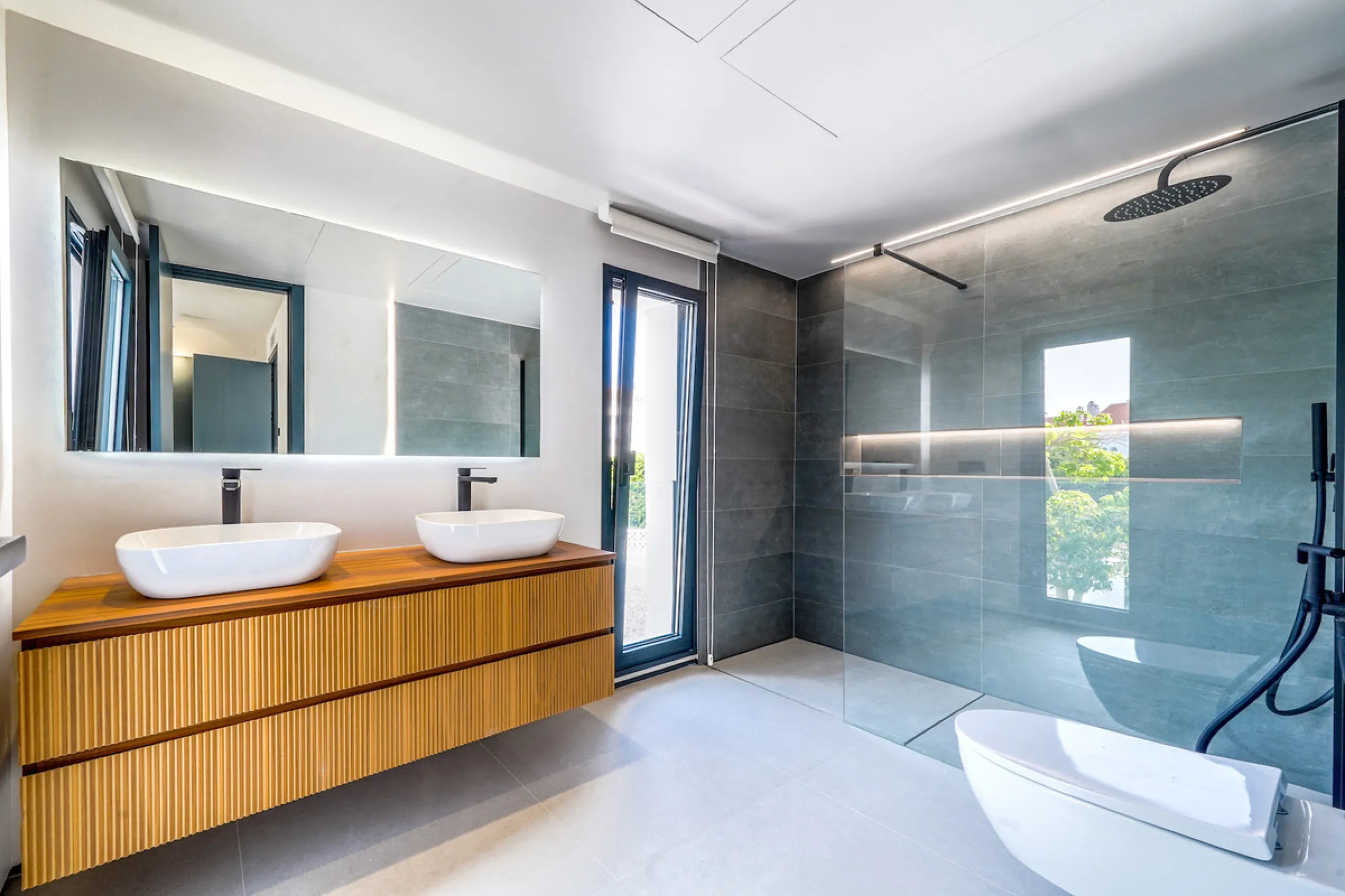 House - Detached Villa в продаже в Marbella, Málaga. В доме 5 спален и 6 ванных комнат. Площадь дома 465 м². Площадь участка 905 м²