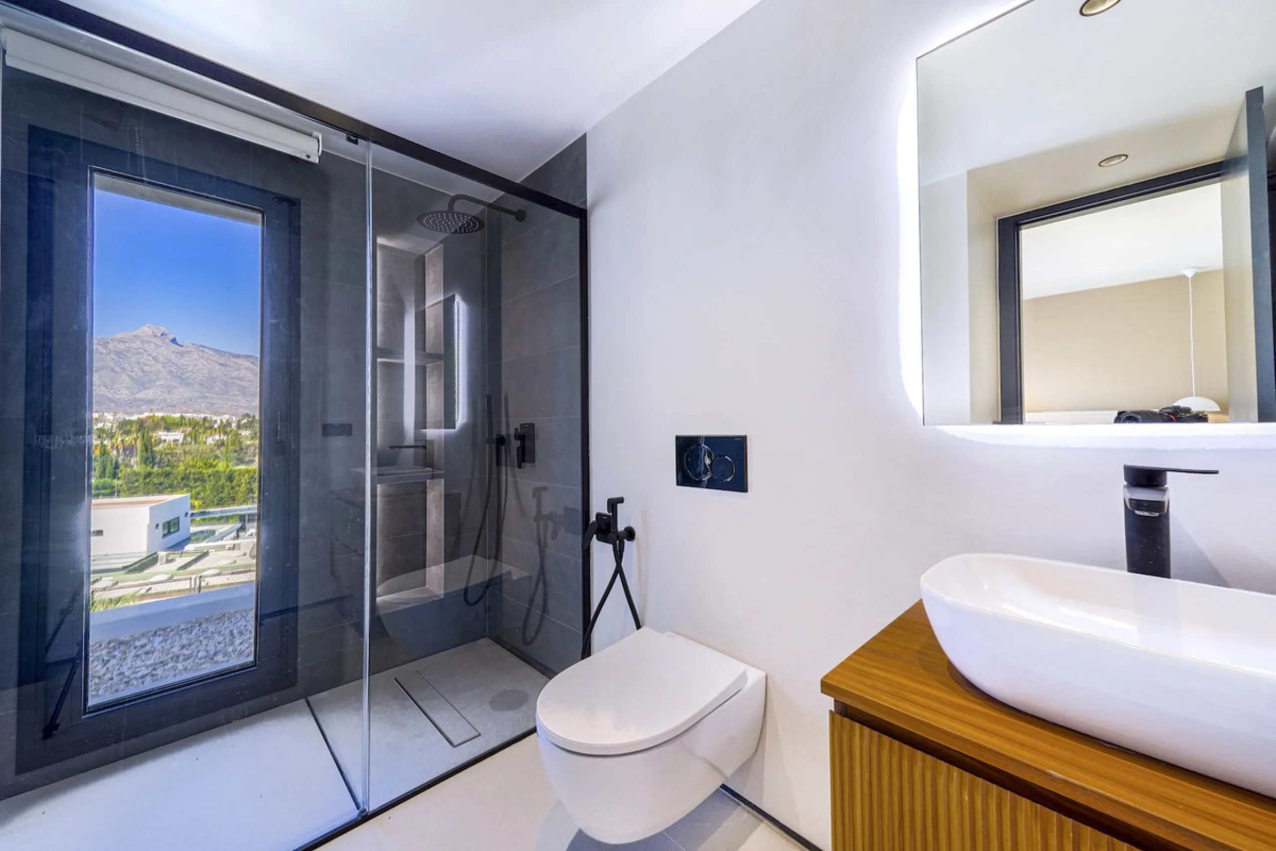House - Detached Villa в продаже в Marbella, Málaga. В доме 5 спален и 6 ванных комнат. Площадь дома 465 м². Площадь участка 905 м²