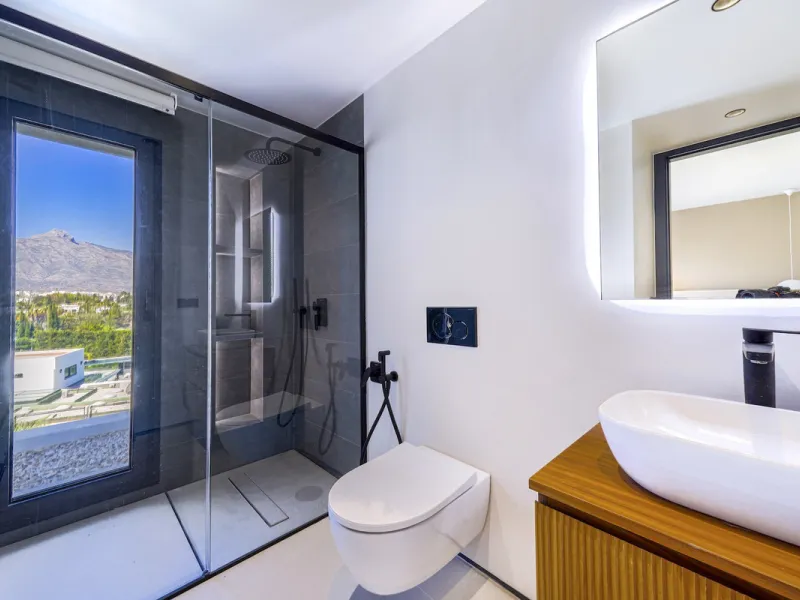 House - Detached Villa в продаже в Marbella, Málaga. В доме 5 спален и 6 ванных комнат. Площадь дома 465 м². Площадь участка 905 м²