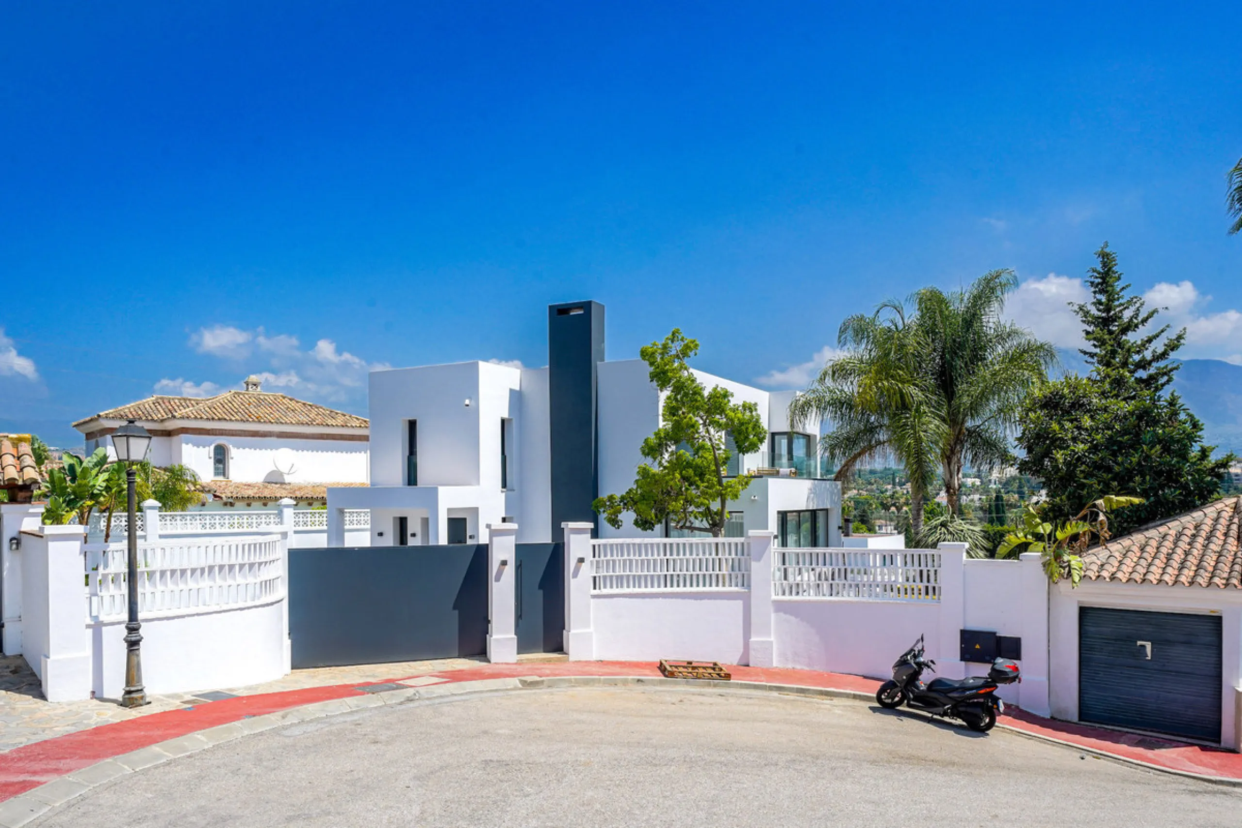 House - Detached Villa в продаже в Marbella, Málaga. В доме 5 спален и 6 ванных комнат. Площадь дома 465 м². Площадь участка 905 м²