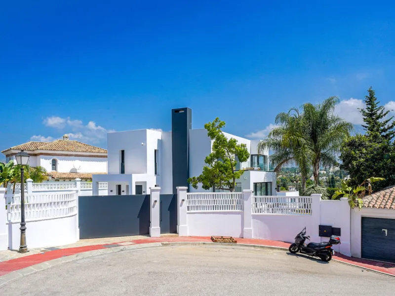 House - Detached Villa в продаже в Marbella, Málaga. В доме 5 спален и 6 ванных комнат. Площадь дома 465 м². Площадь участка 905 м²