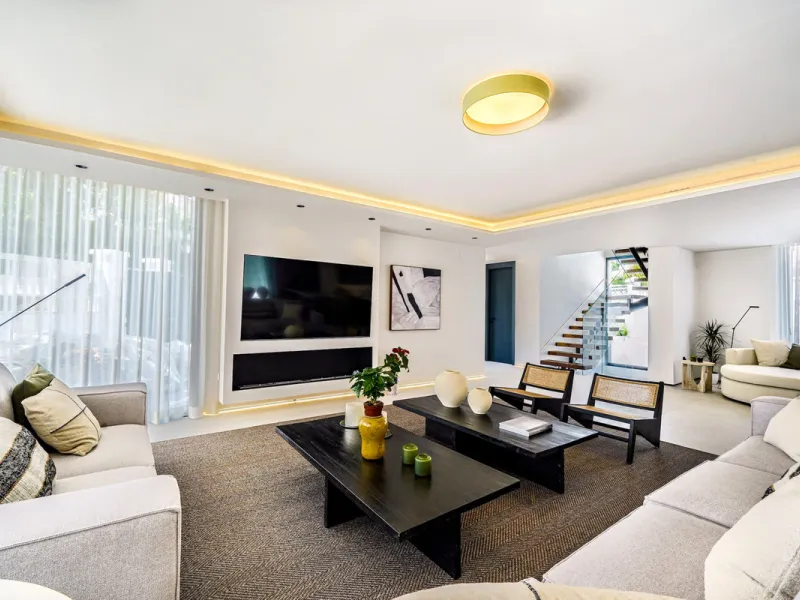 House - Detached Villa в продаже в Marbella, Málaga. В доме 5 спален и 6 ванных комнат. Площадь дома 465 м². Площадь участка 905 м²