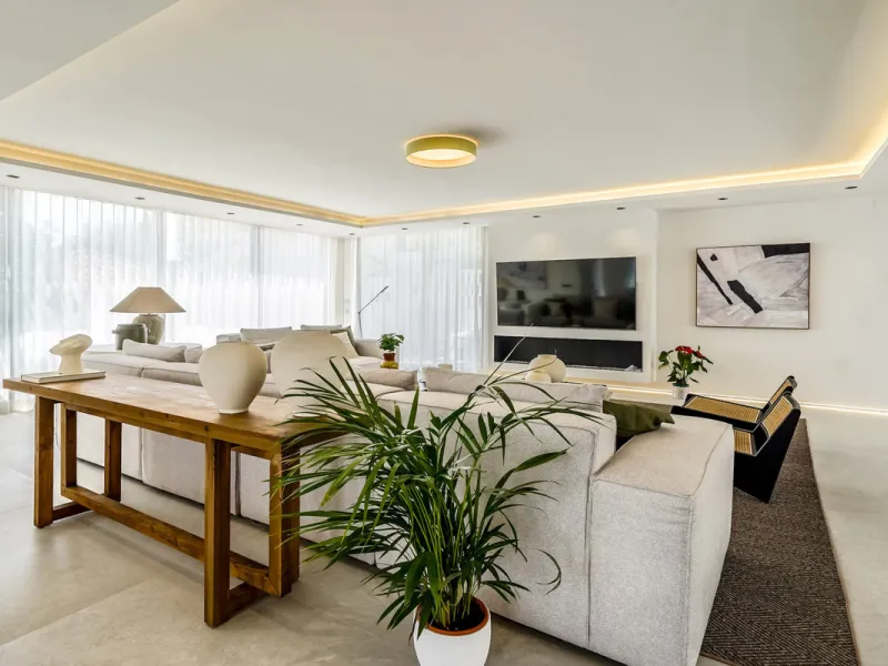 House - Detached Villa в продаже в Marbella, Málaga. В доме 5 спален и 6 ванных комнат. Площадь дома 465 м². Площадь участка 905 м²