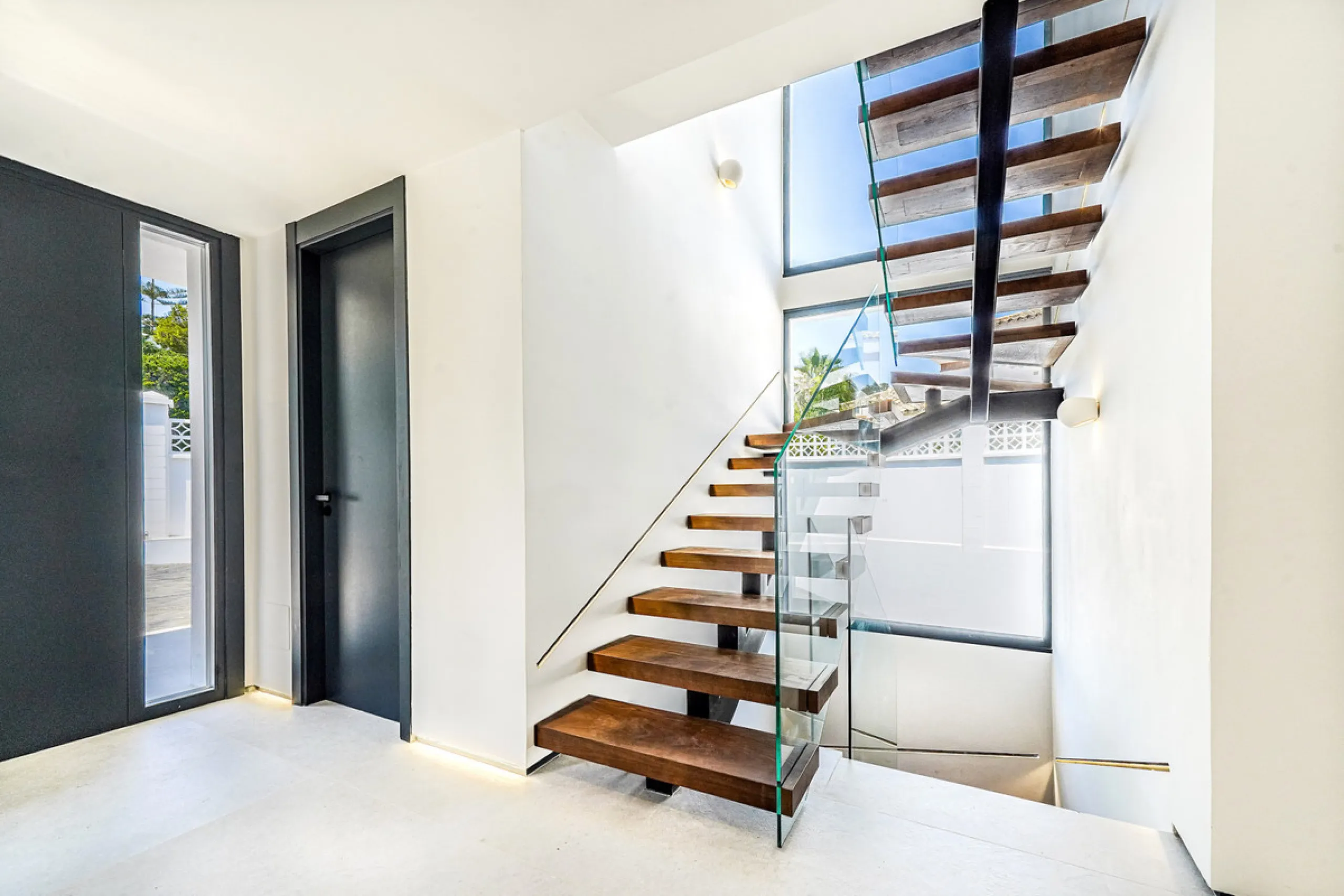 House - Detached Villa в продаже в Marbella, Málaga. В доме 5 спален и 6 ванных комнат. Площадь дома 465 м². Площадь участка 905 м²