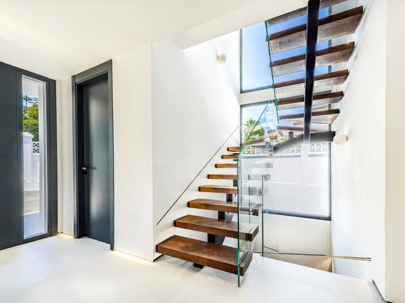 House - Detached Villa в продаже в Marbella, Málaga. В доме 5 спален и 6 ванных комнат. Площадь дома 465 м². Площадь участка 905 м²