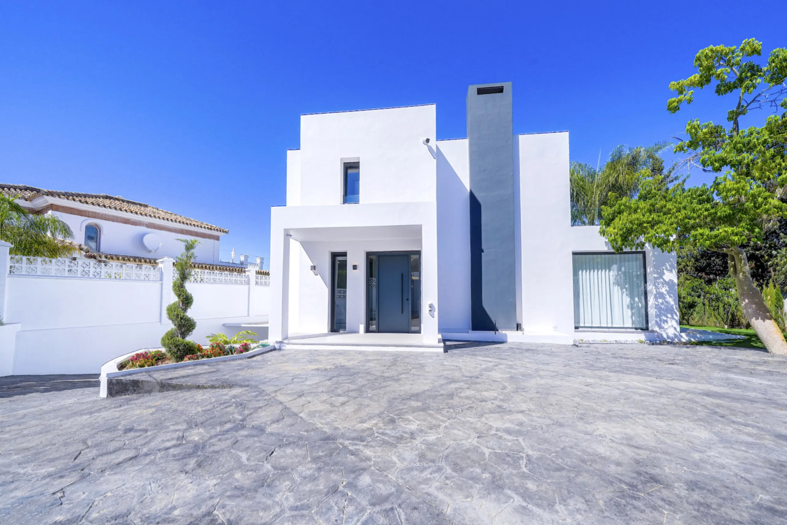 House - Detached Villa в продаже в Marbella, Málaga. В доме 5 спален и 6 ванных комнат. Площадь дома 465 м². Площадь участка 905 м²